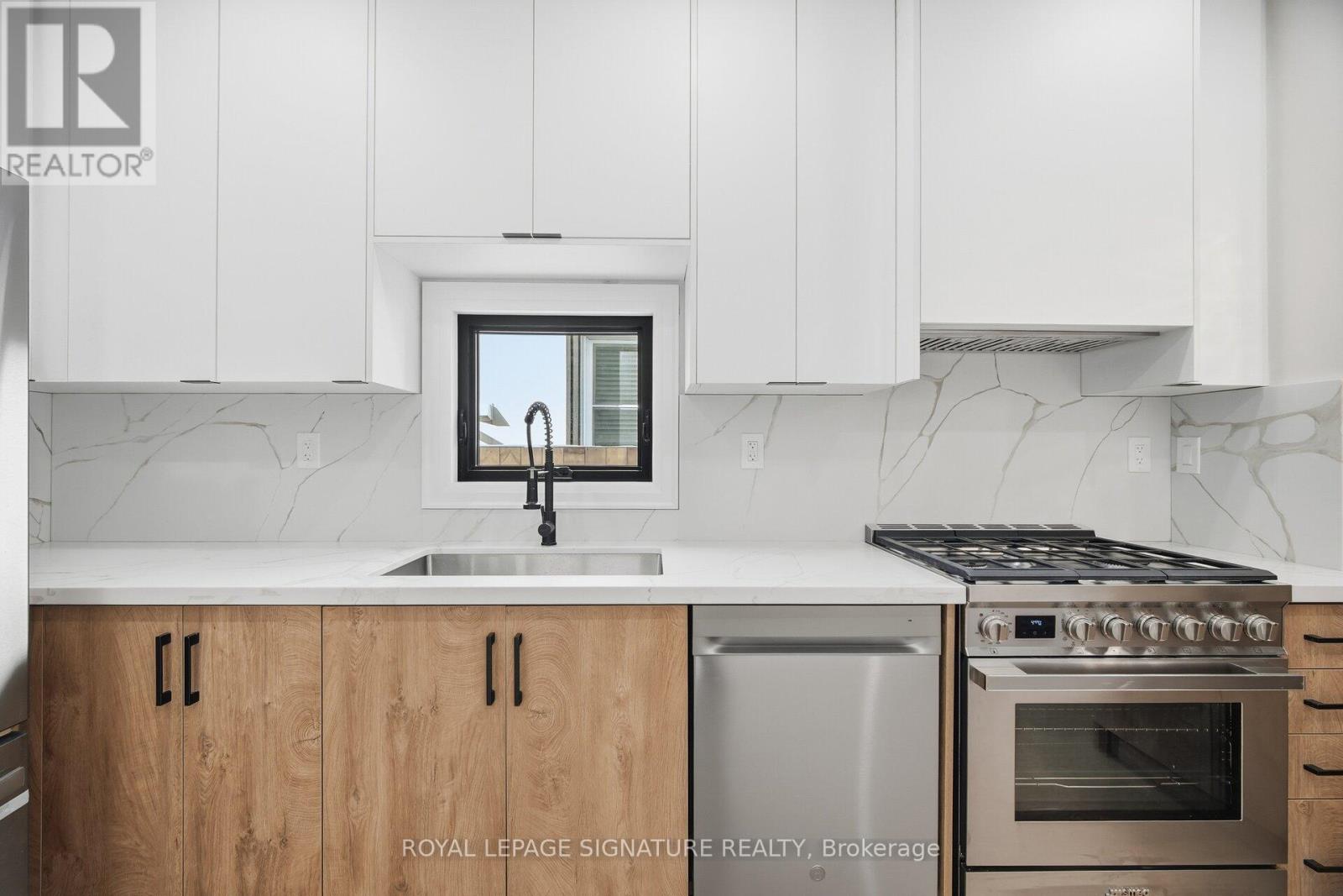 241 Maria Street, Toronto, Ontario  M6P 1W6 - Photo 8 - W12764272