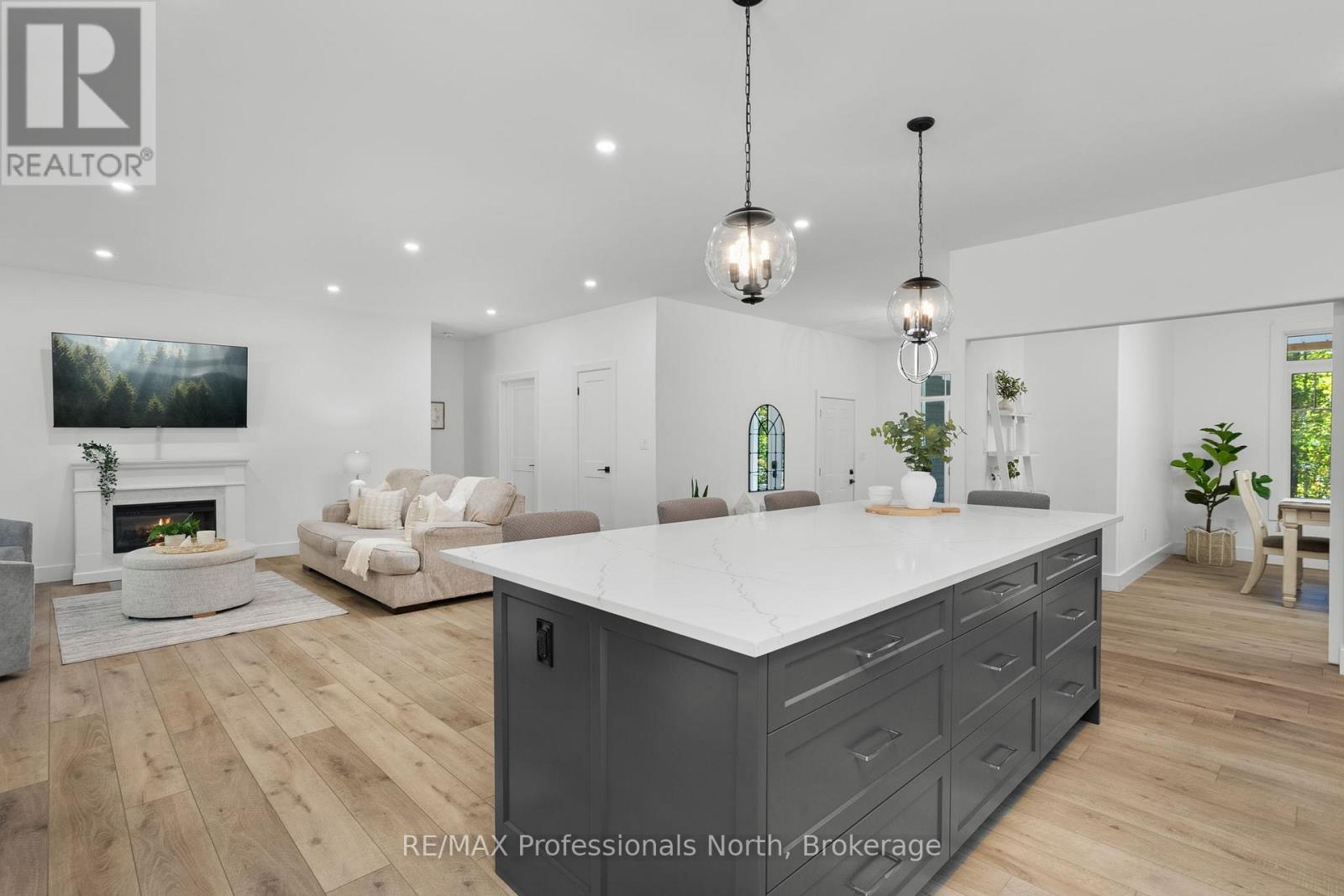 1034 Xavier Street, Gravenhurst, Ontario P0E 1G0 - Photo 14 - X12437694