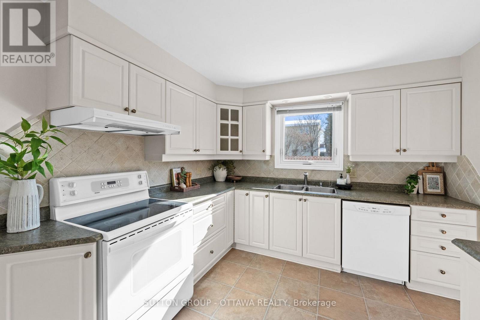 908 Chaleur Way, Ottawa, Ontario  K1C 2S1 - Photo 12 - X12764318