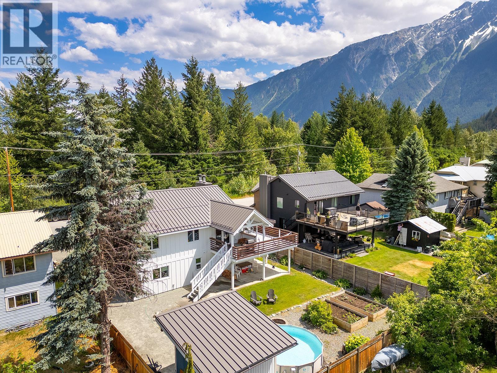 7403 Harrow Road, Pemberton, British Columbia  V0N 2L0 - Photo 3 - R3087244