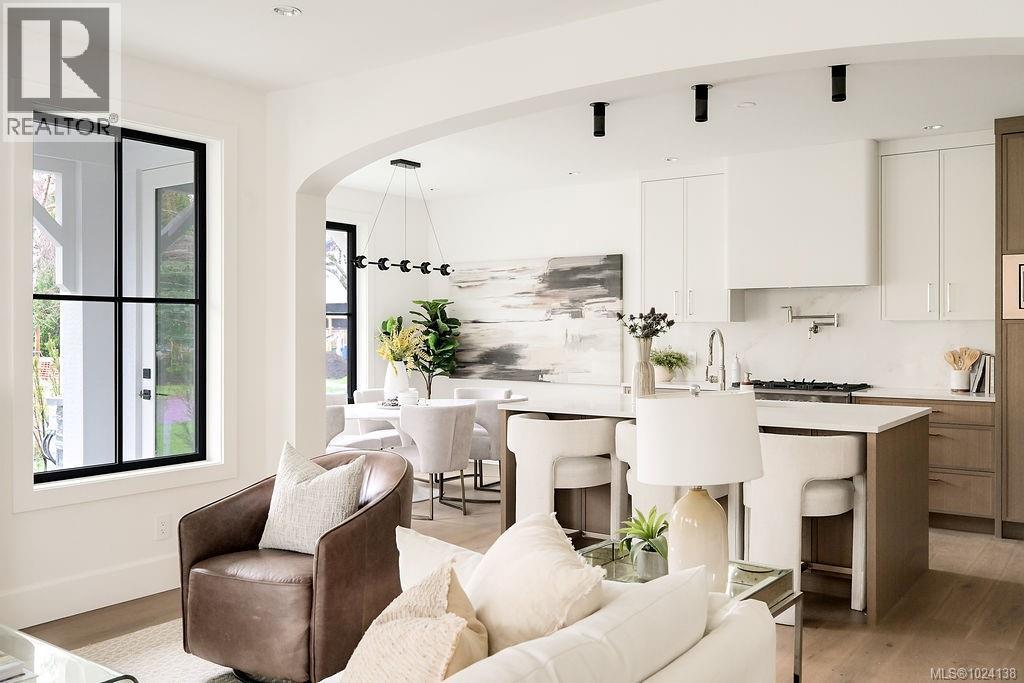 1047 Falkland Rd, Oak Bay, British Columbia  V8S 4M3 - Photo 18 - 1024138