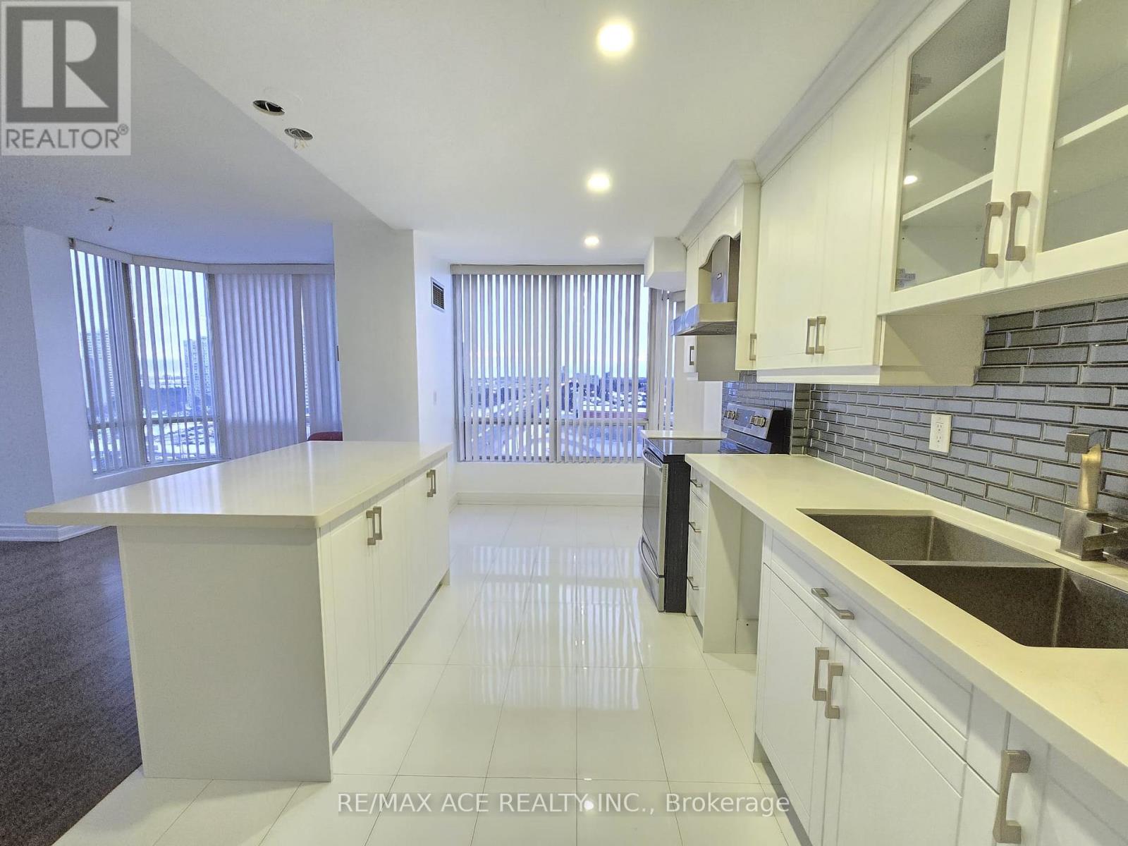 1402 - 26 Hanover Road, Brampton, Ontario  L6S 4T2 - Photo 11 - W12743016