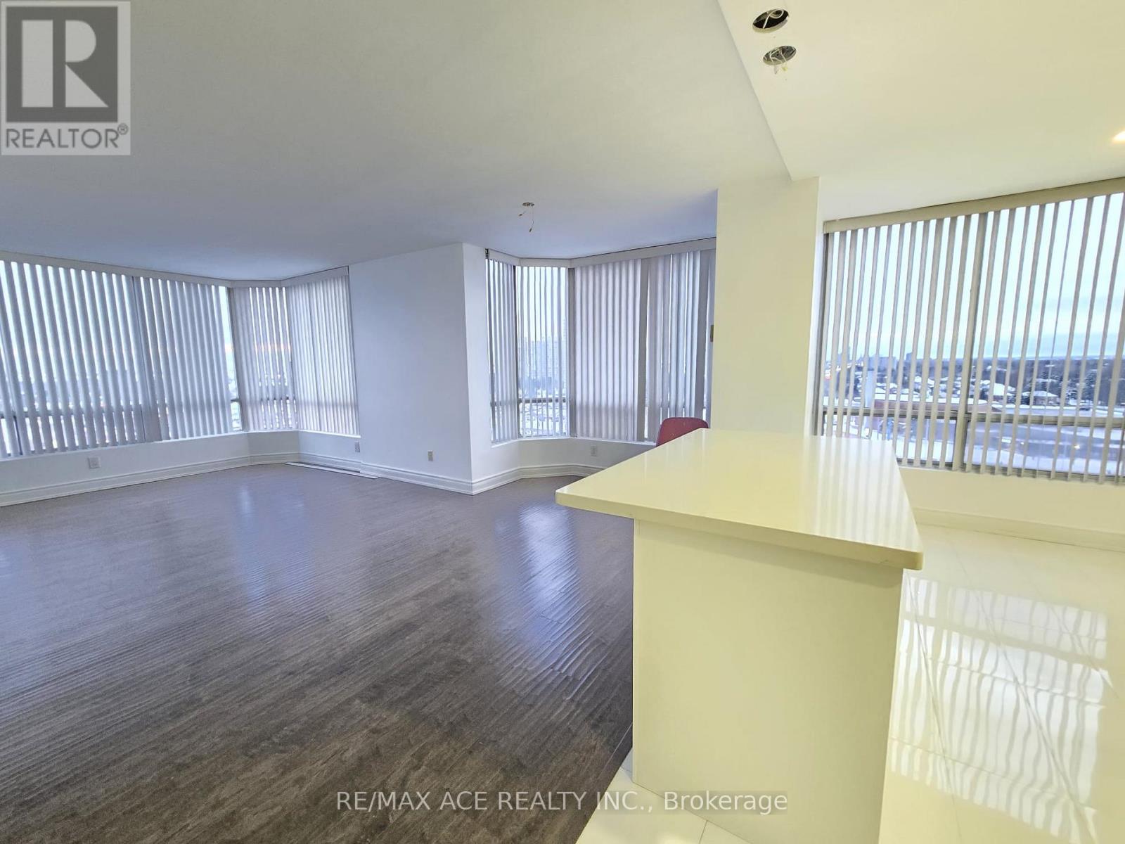 1402 - 26 Hanover Road, Brampton, Ontario  L6S 4T2 - Photo 5 - W12743016