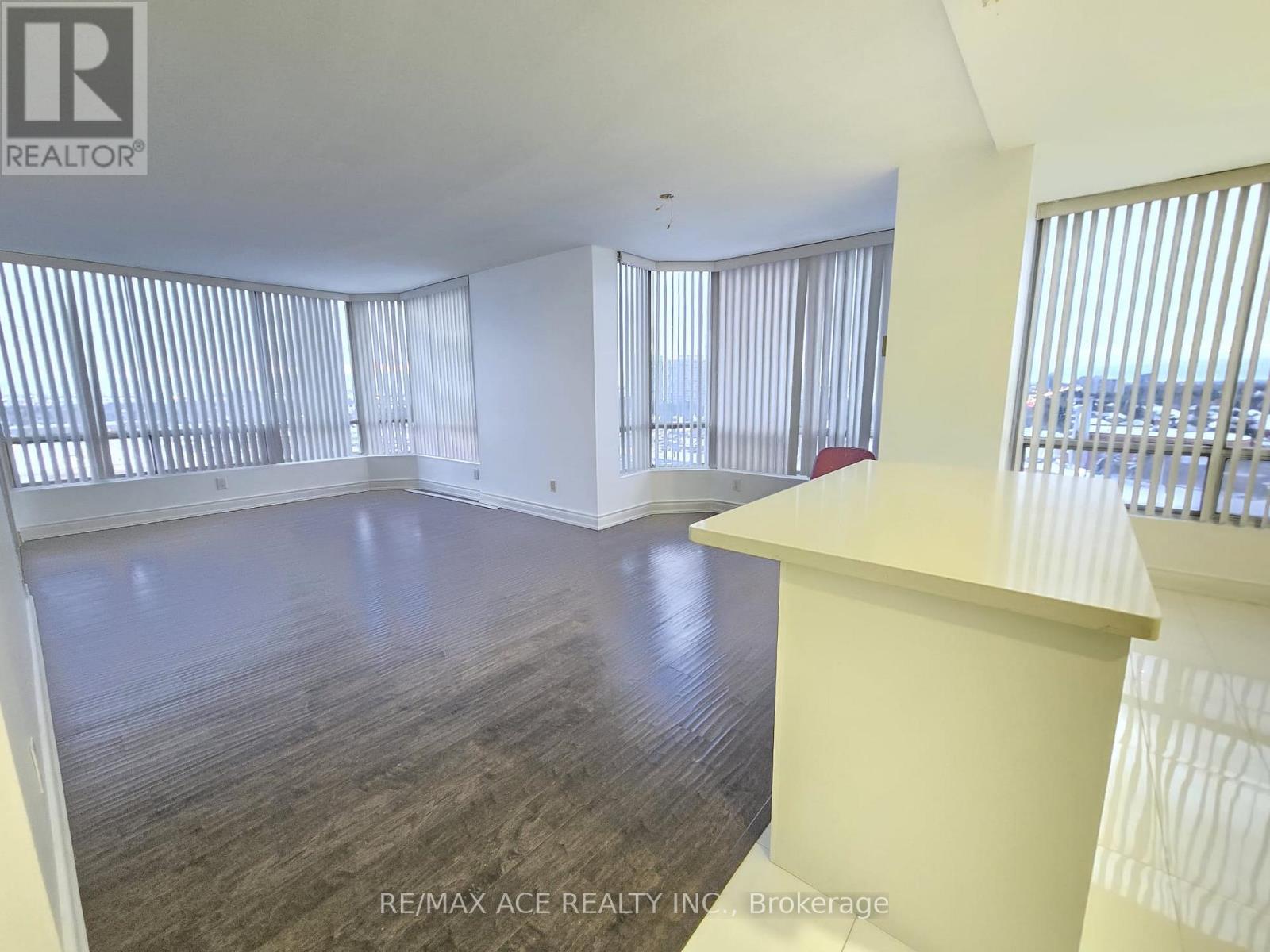 1402 - 26 Hanover Road, Brampton, Ontario  L6S 4T2 - Photo 4 - W12743016