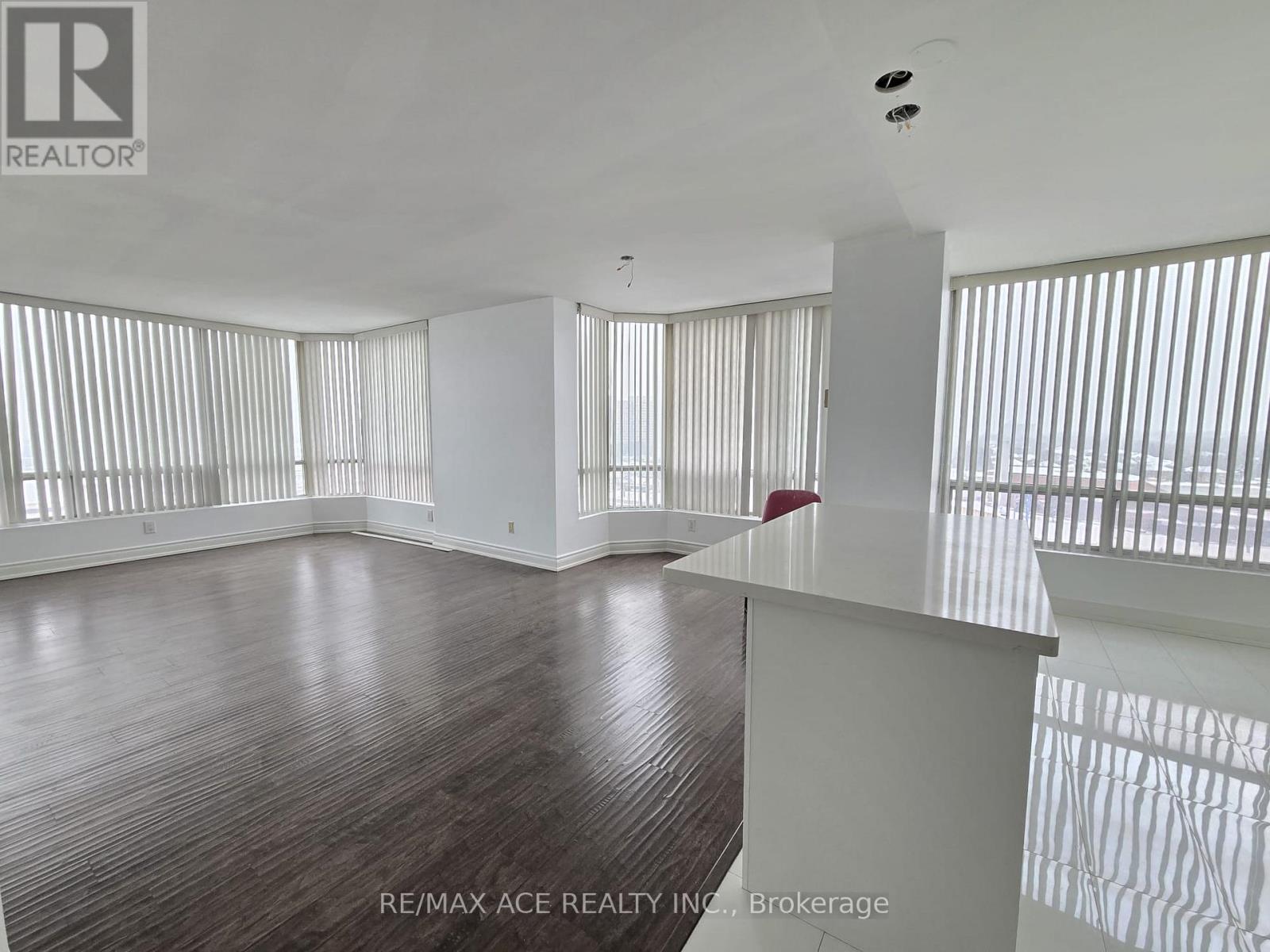 1402 - 26 Hanover Road, Brampton, Ontario  L6S 4T2 - Photo 3 - W12743016