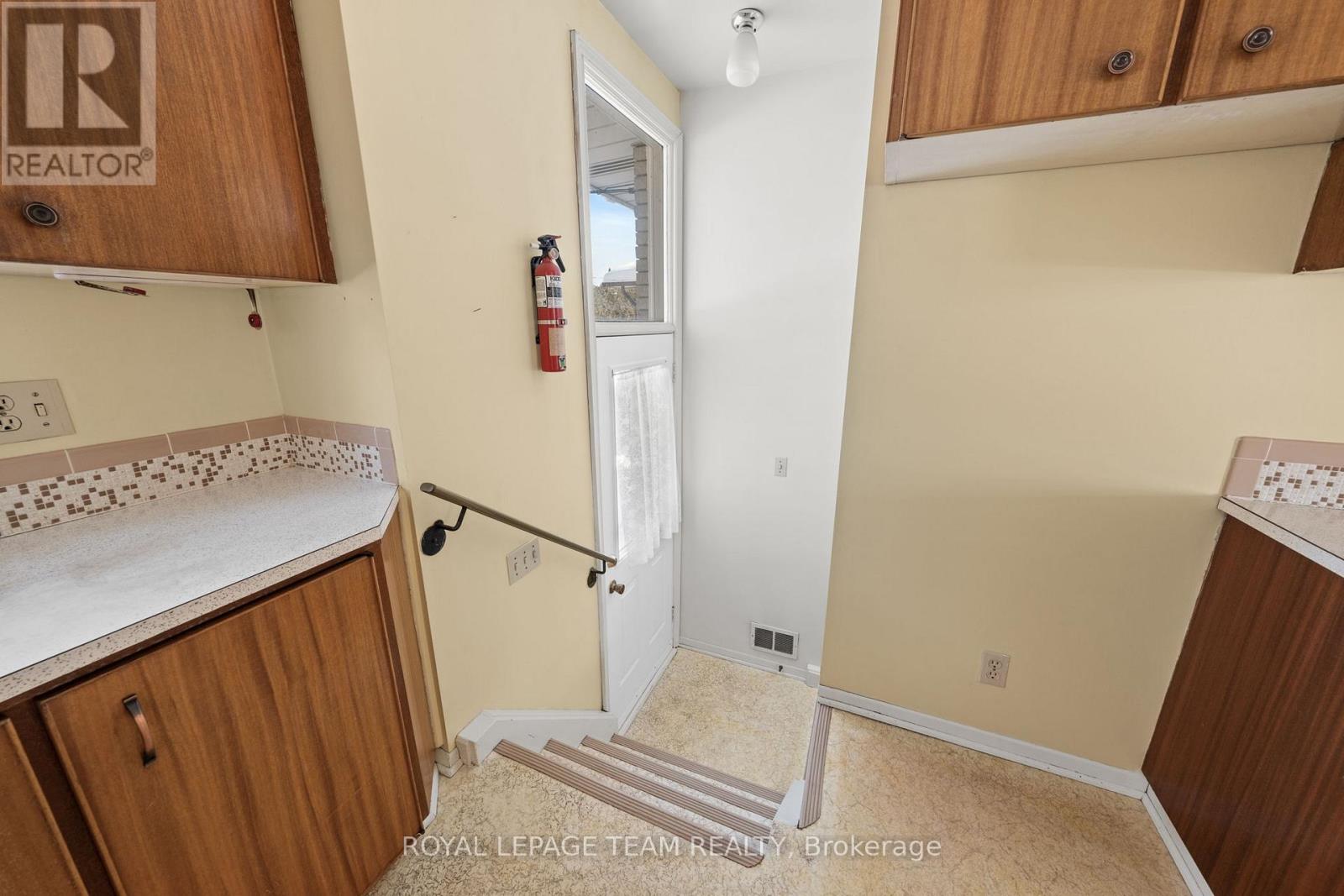 1377 Chartrand Avenue, Ottawa, Ontario  K1E 1H9 - Photo 10 - X12764388