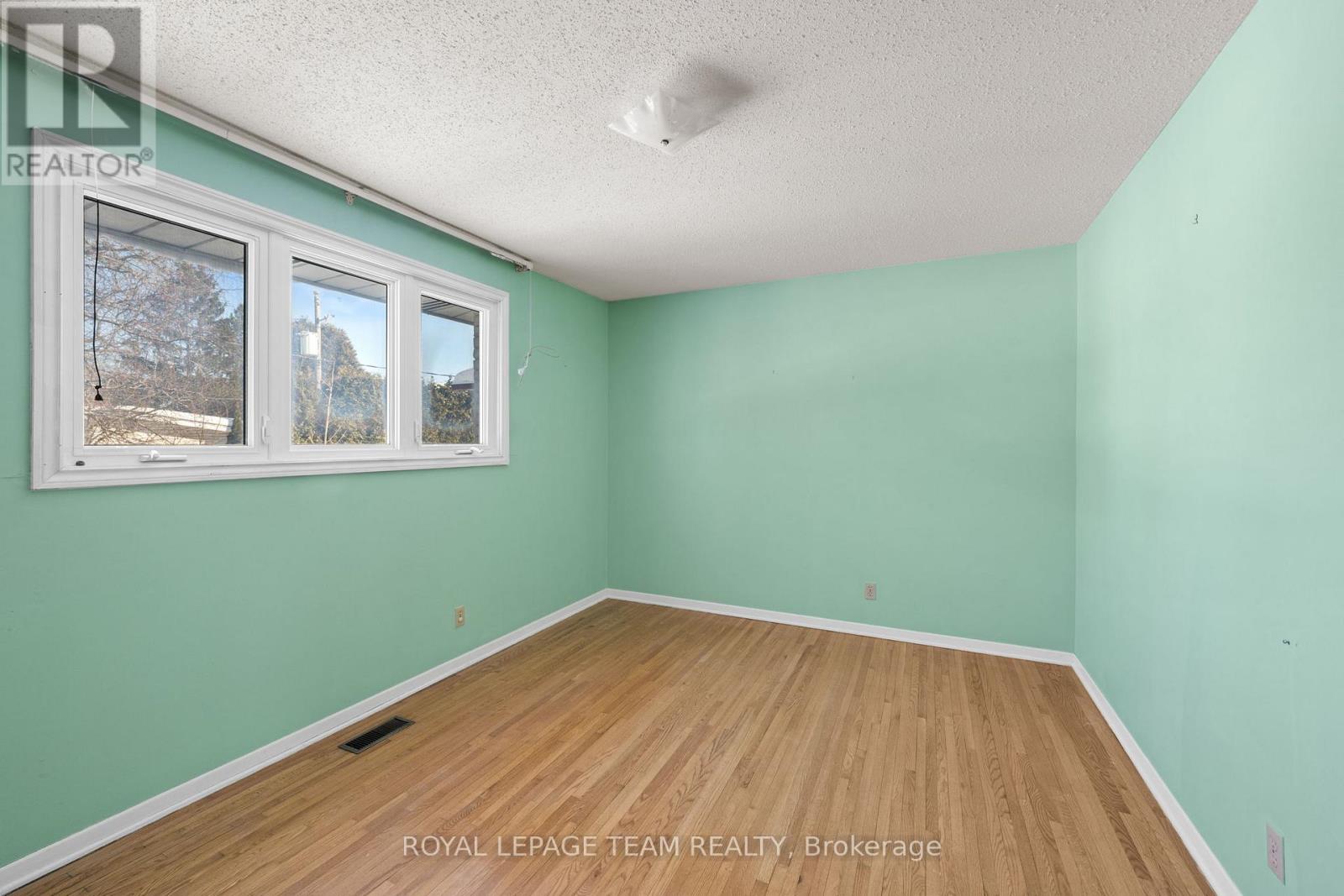 1377 Chartrand Avenue, Ottawa, Ontario  K1E 1H9 - Photo 11 - X12764388