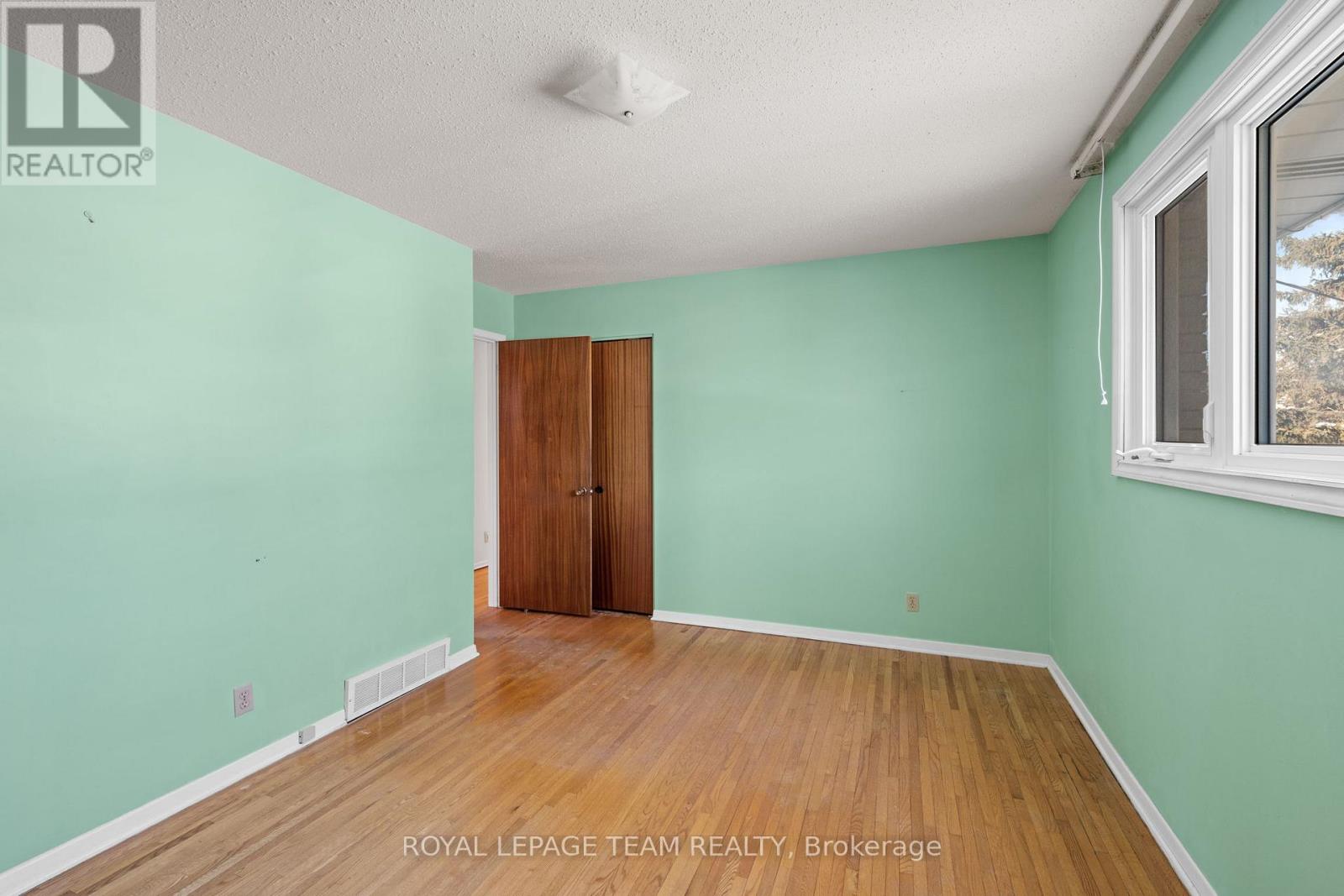 1377 Chartrand Avenue, Ottawa, Ontario  K1E 1H9 - Photo 12 - X12764388