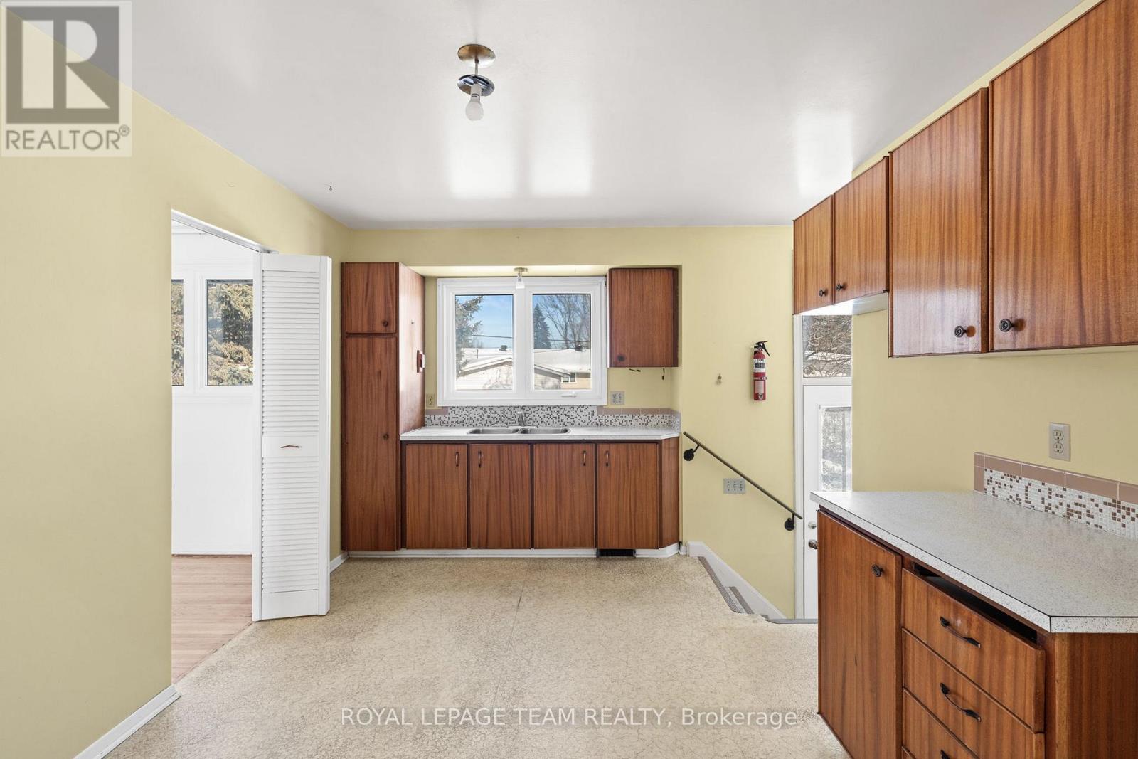 1377 Chartrand Avenue, Ottawa, Ontario  K1E 1H9 - Photo 8 - X12764388