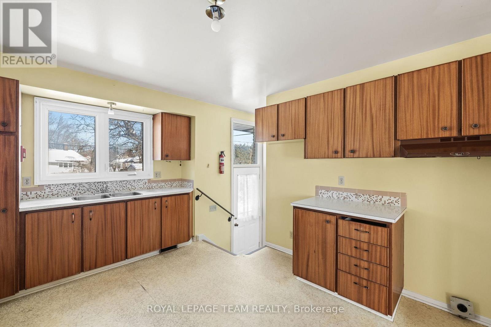 1377 Chartrand Avenue, Ottawa, Ontario  K1E 1H9 - Photo 9 - X12764388