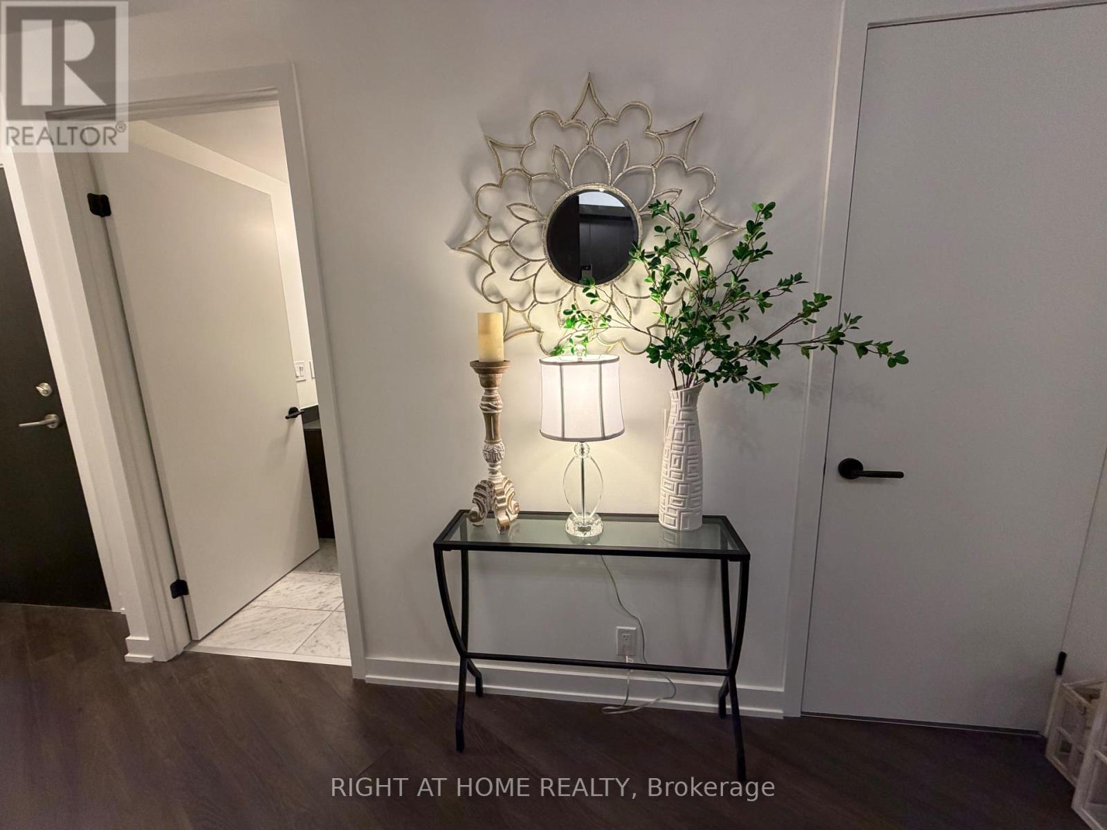 522 - 10 Park Lawn Road, Toronto, Ontario  M8V 0H9 - Photo 4 - W12641790