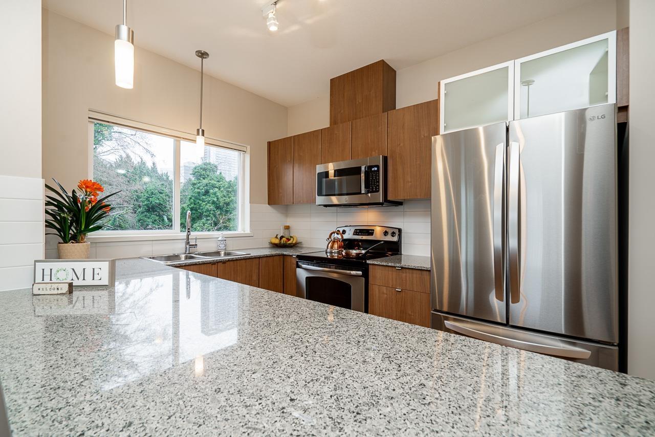 319 9655 KING GEORGE BOULEVARD, Surrey, British Columbia