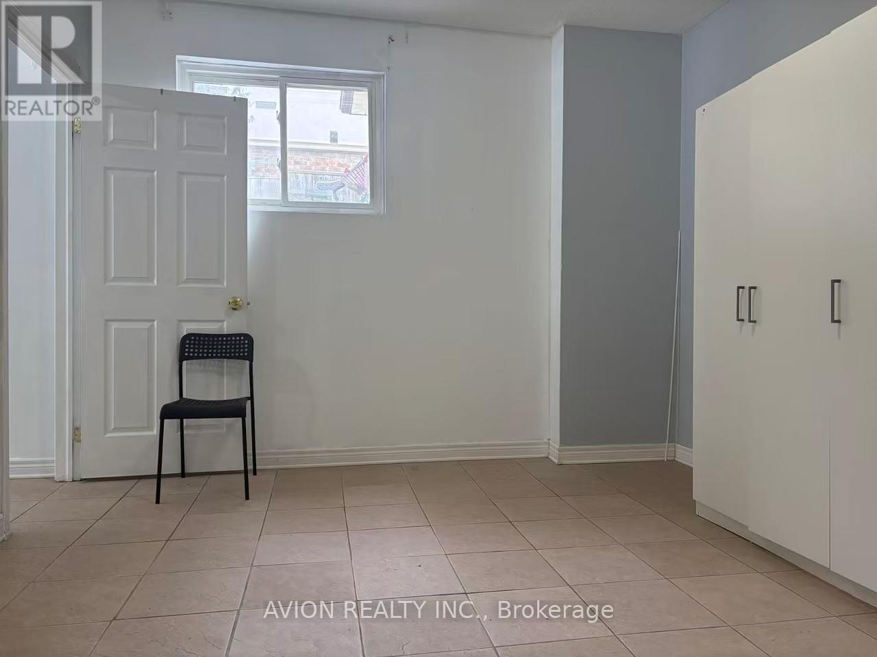 Lower - 540 Paisley Boulevard W, Mississauga, Ontario  L5B 2M4 - Photo 3 - W12764326