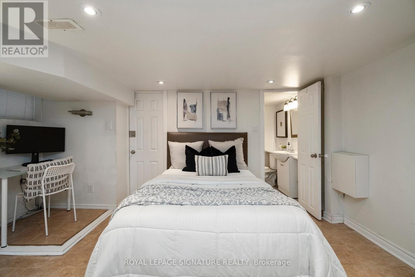 215 Yarmouth Road, Toronto, Ontario  M6G 1X5 - Photo 38 - W12764338