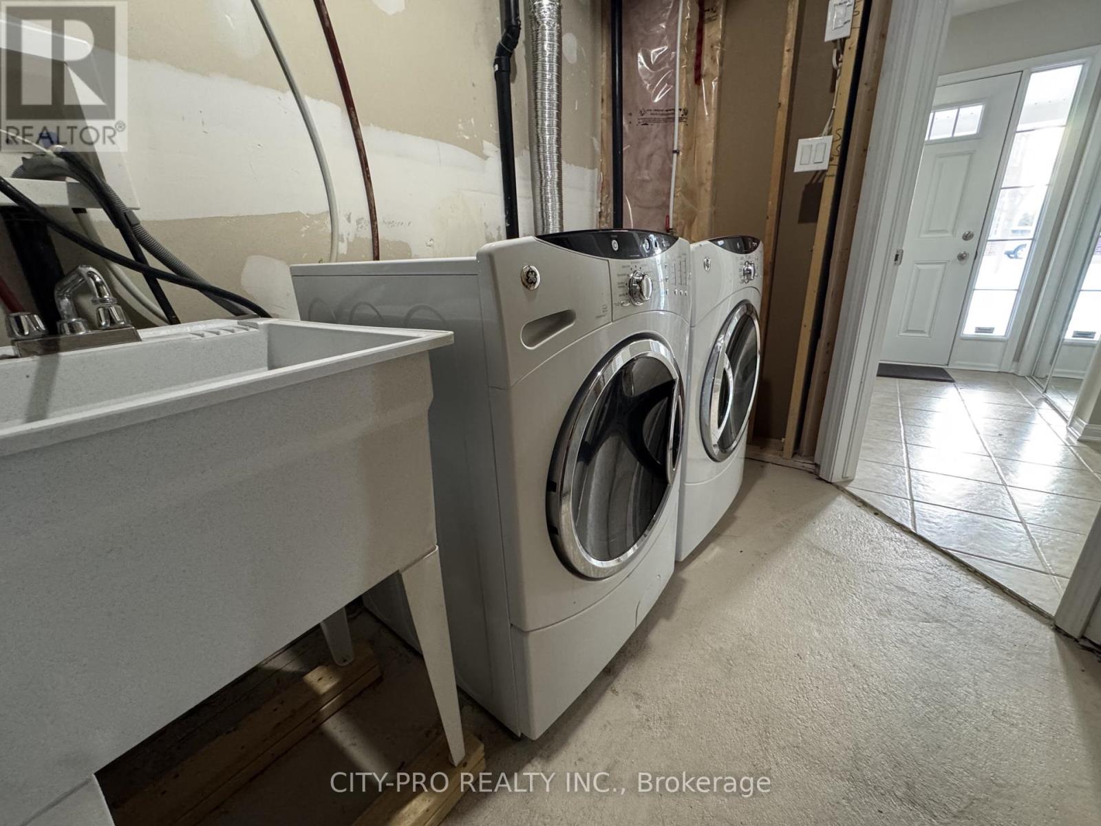 1037 Haxton Heights, Milton, Ontario  L9T 8G6 - Photo 4 - W12764362