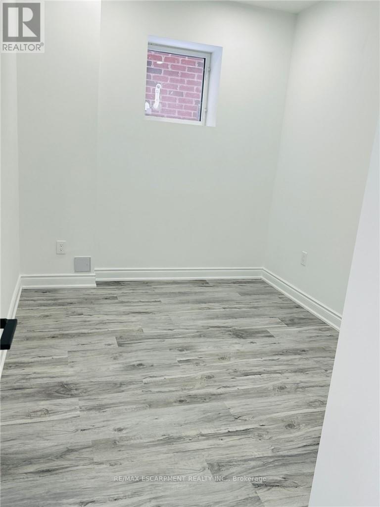 Lower - 26 Scarletwood Street, Hamilton, Ontario  L8J 0K8 - Photo 7 - X12764334