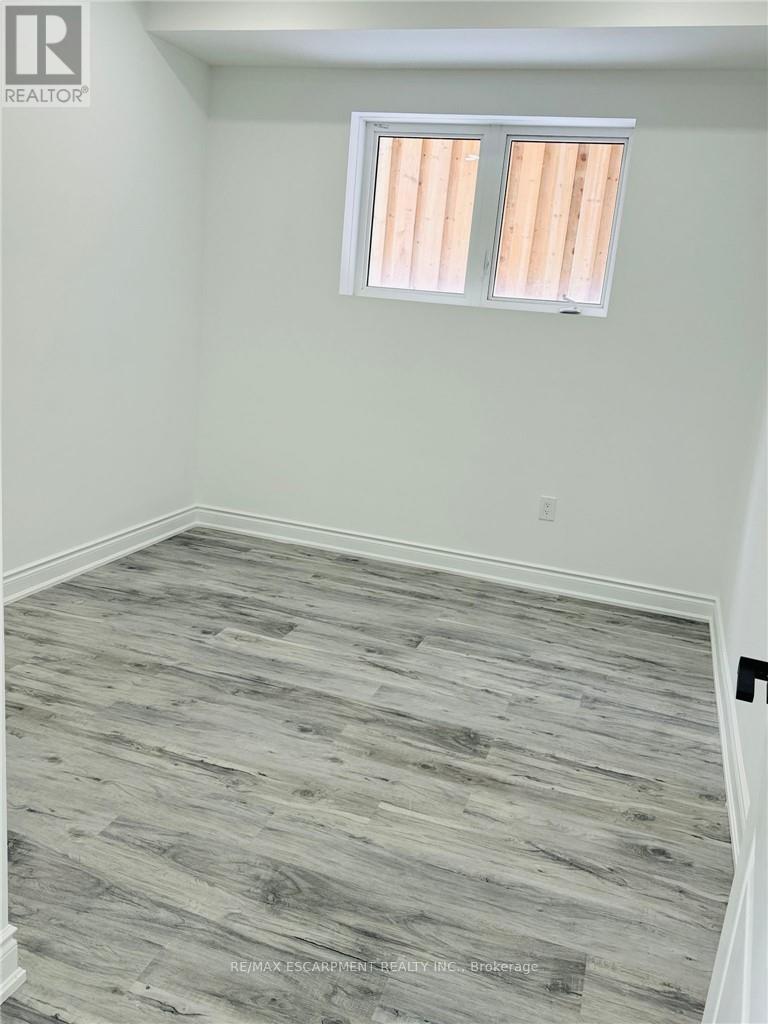 Lower - 26 Scarletwood Street, Hamilton, Ontario  L8J 0K8 - Photo 8 - X12764334