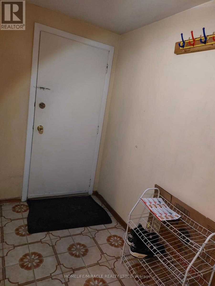 7324 Reindeer Drive, Mississauga, Ontario  L4T 2M8 - Photo 4 - W12704936