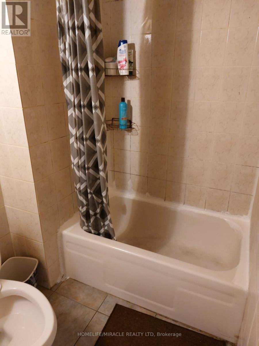 7324 Reindeer Drive, Mississauga, Ontario  L4T 2M8 - Photo 5 - W12704936