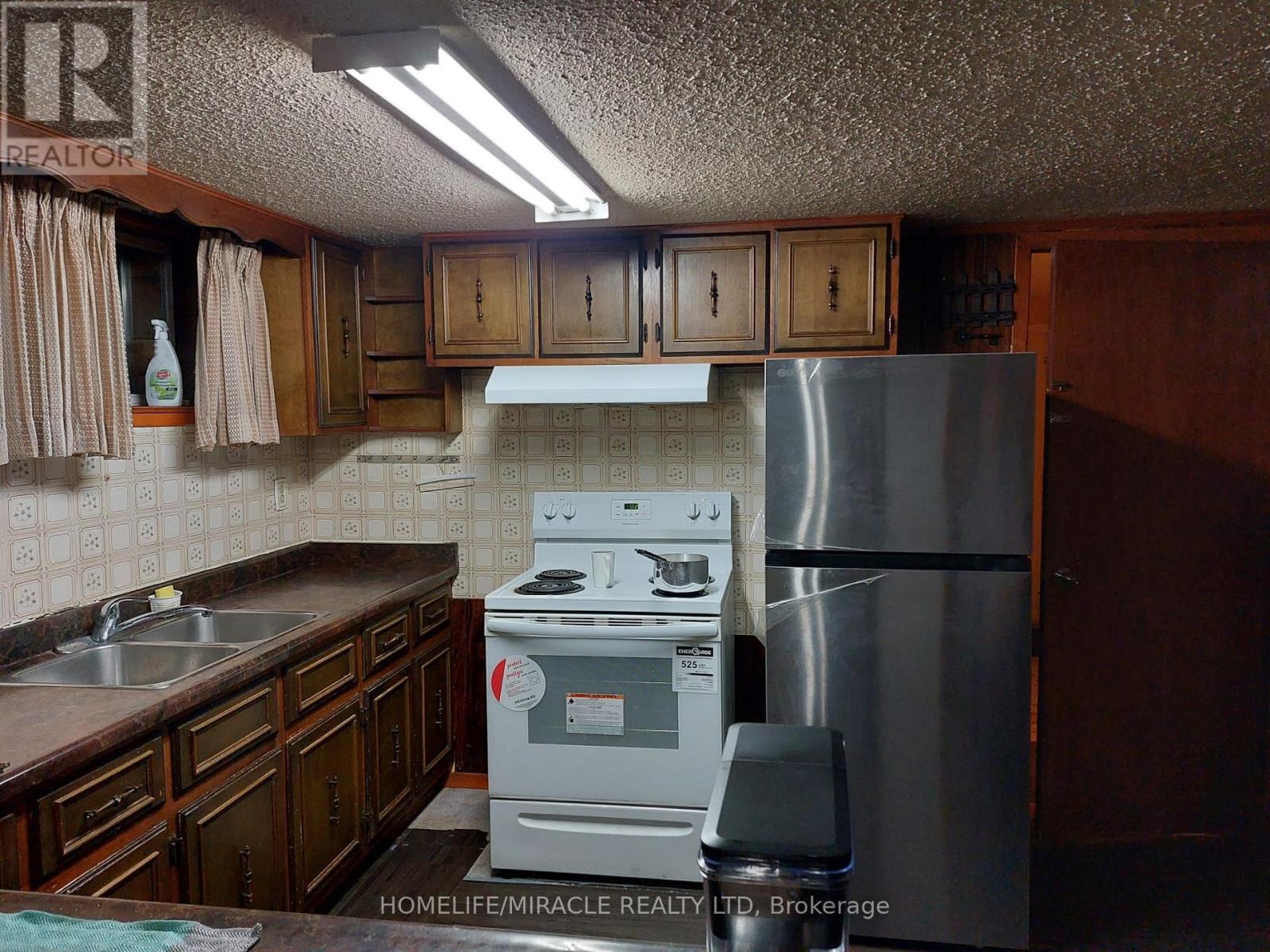 7324 Reindeer Drive, Mississauga, Ontario  L4T 2M8 - Photo 2 - W12704936