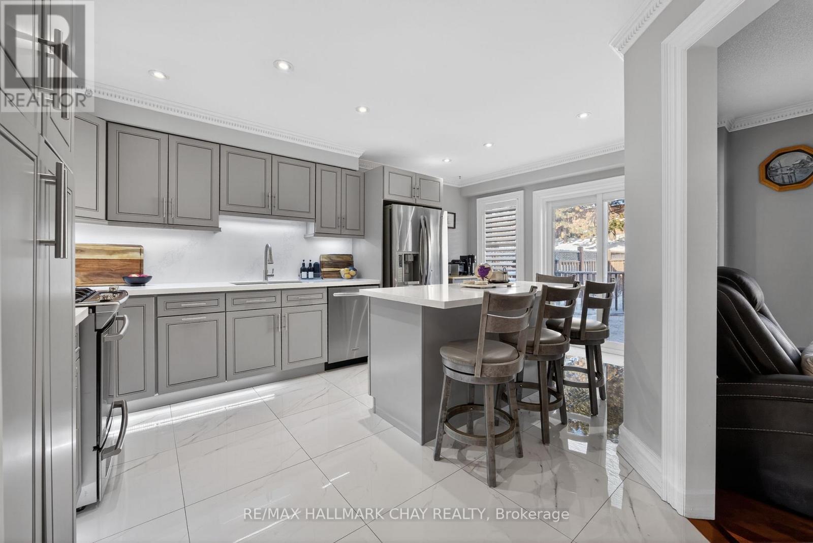 72 Ravenscliffe Court, Brampton, Ontario  L6X 4N9 - Photo 4 - W12764422