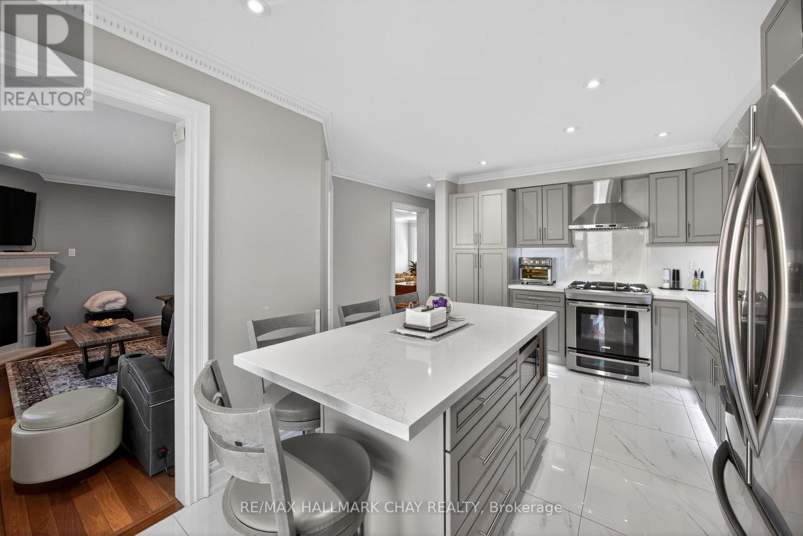 72 Ravenscliffe Court, Brampton, Ontario  L6X 4N9 - Photo 6 - W12764422