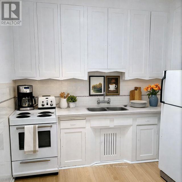 4 - 21 Castle Knock Road, Toronto, Ontario  M5N 2J3 - Photo 3 - C12738820