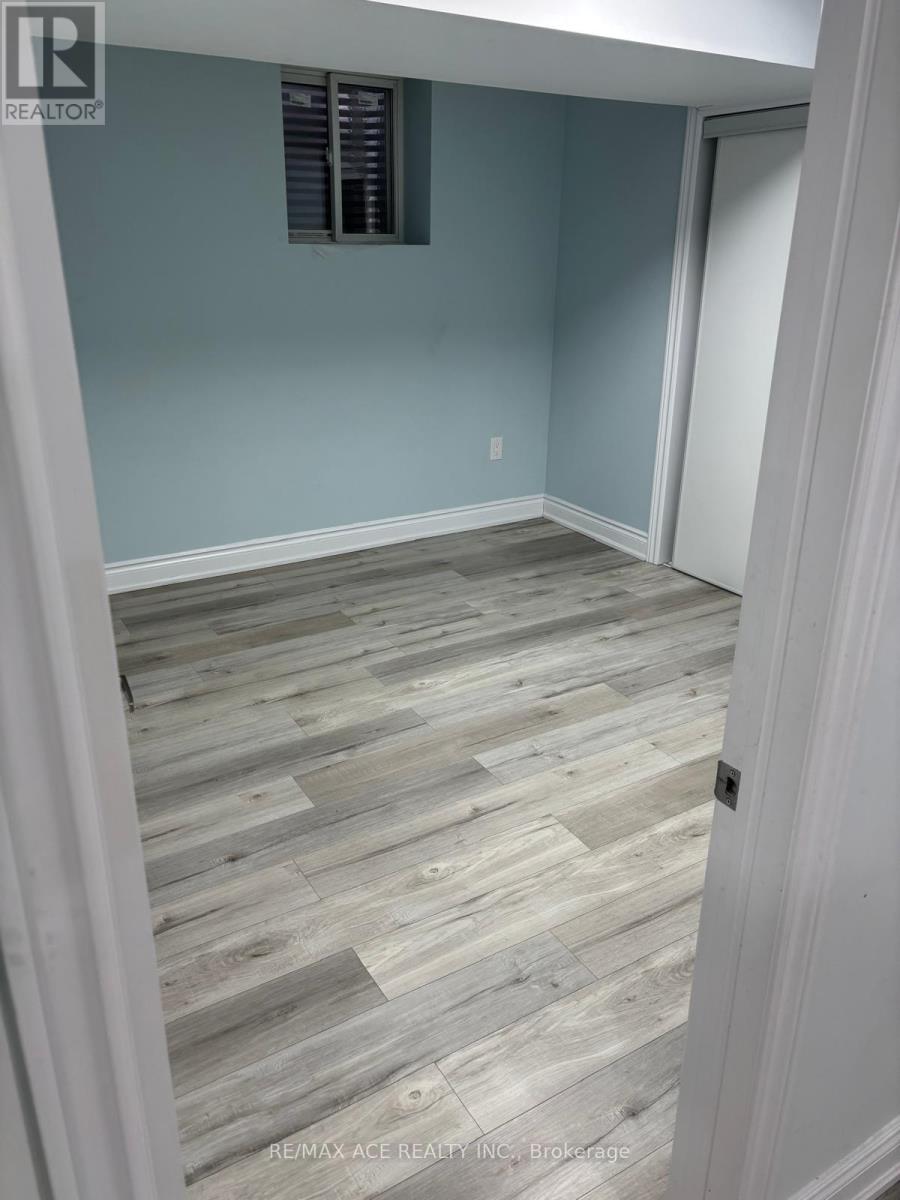 Bsmt - 406 Comiskey Crescent, Mississauga, Ontario  L5W 0C6 - Photo 10 - W12764452