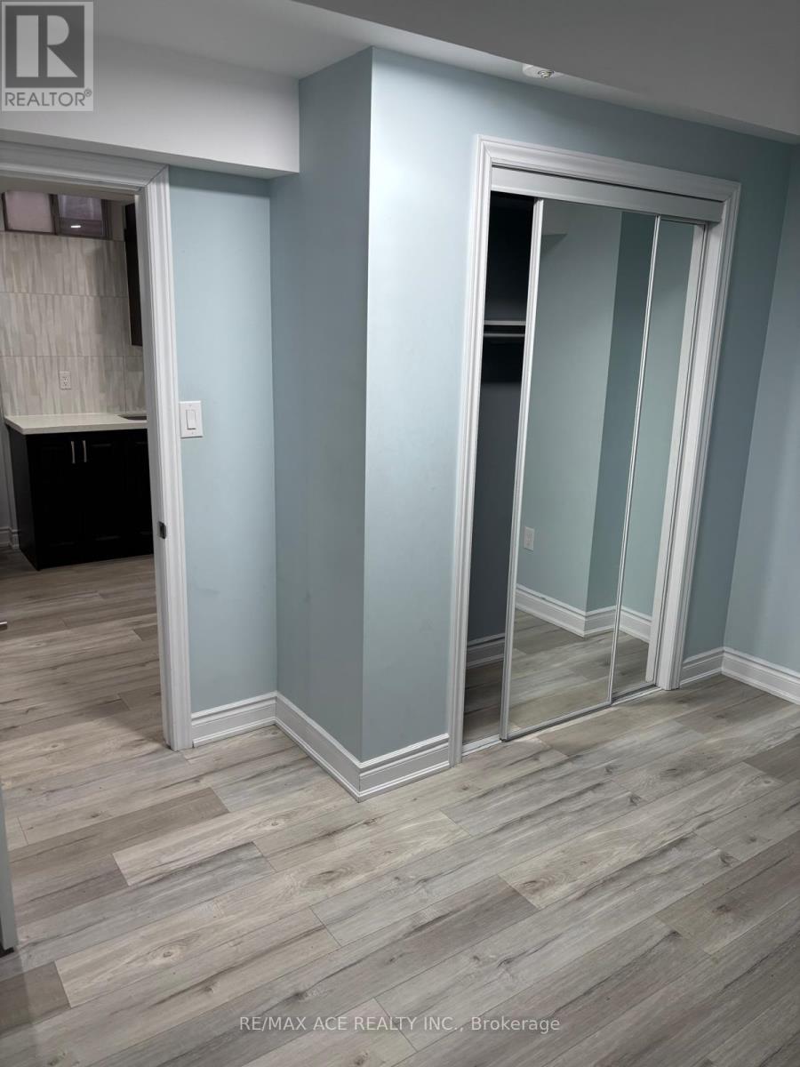 Bsmt - 406 Comiskey Crescent, Mississauga, Ontario  L5W 0C6 - Photo 12 - W12764452