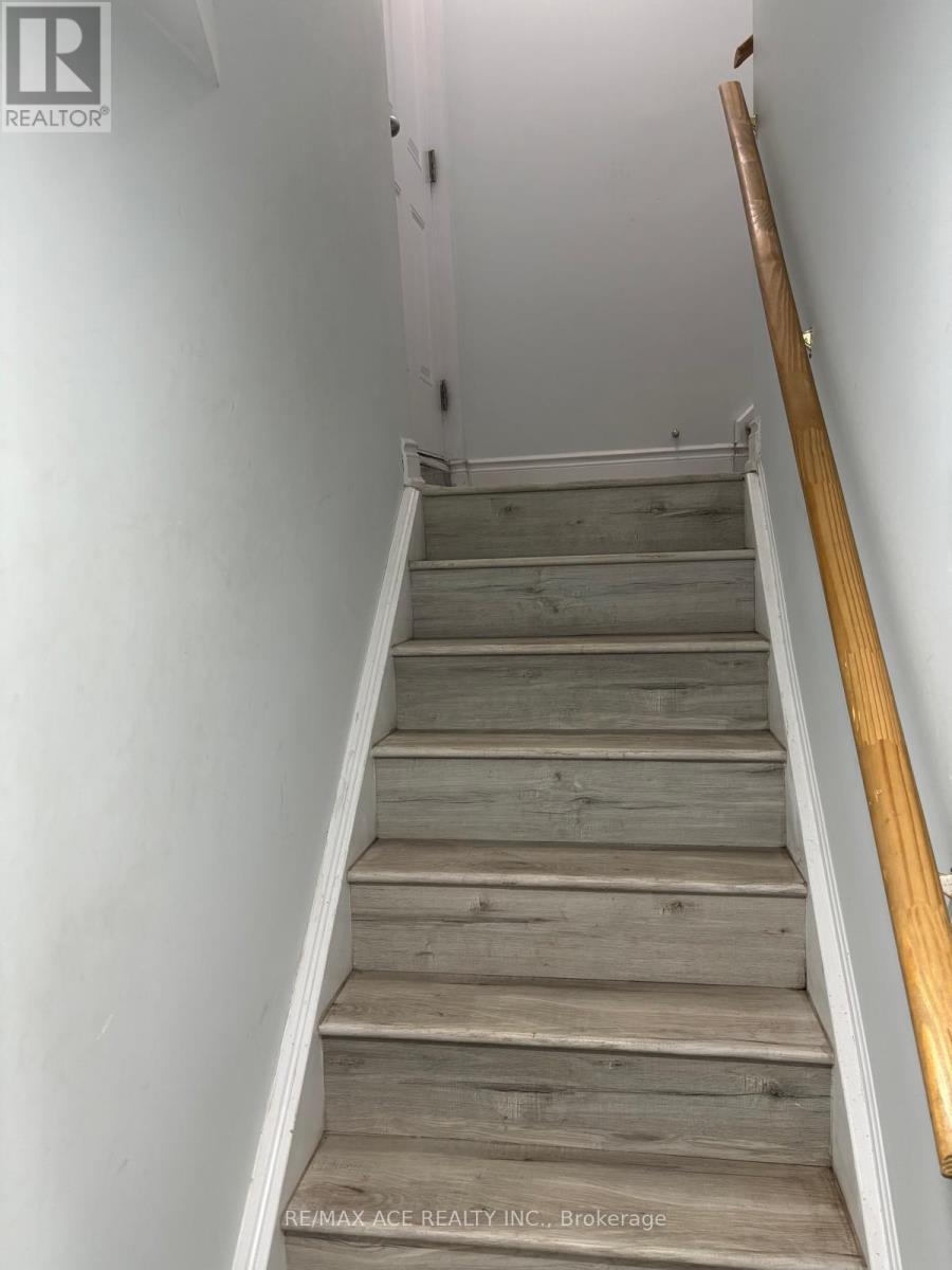 Bsmt - 406 Comiskey Crescent, Mississauga, Ontario  L5W 0C6 - Photo 2 - W12764452