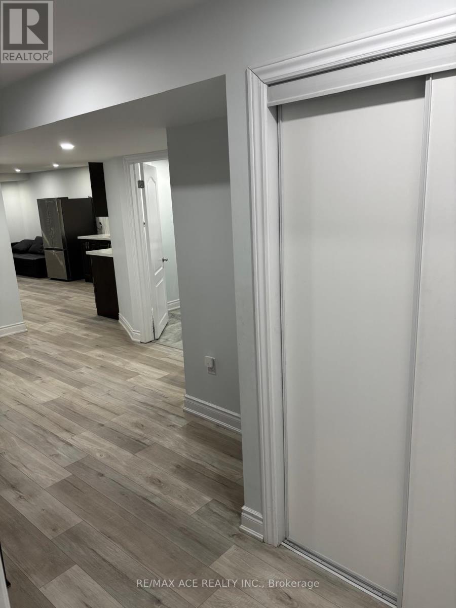 Bsmt - 406 Comiskey Crescent, Mississauga, Ontario  L5W 0C6 - Photo 3 - W12764452