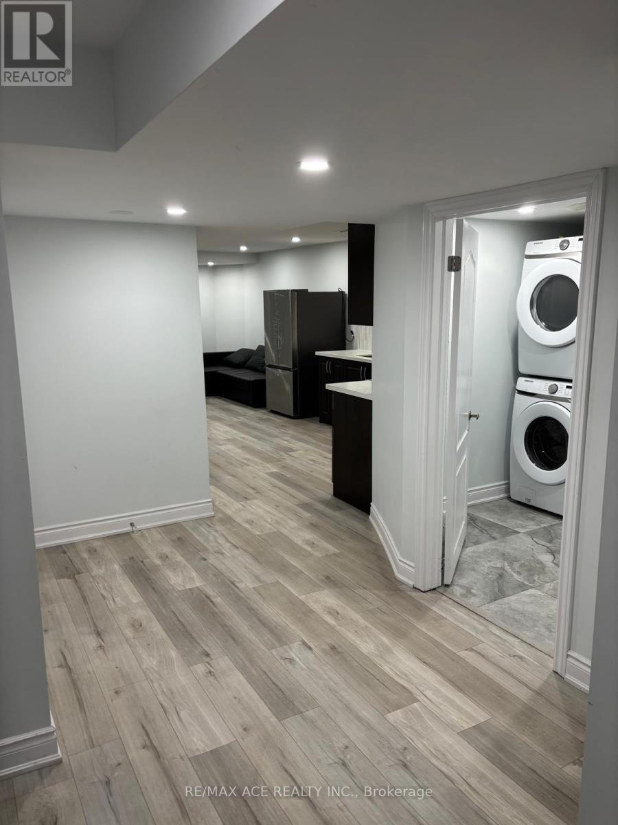 Bsmt - 406 Comiskey Crescent, Mississauga, Ontario  L5W 0C6 - Photo 4 - W12764452