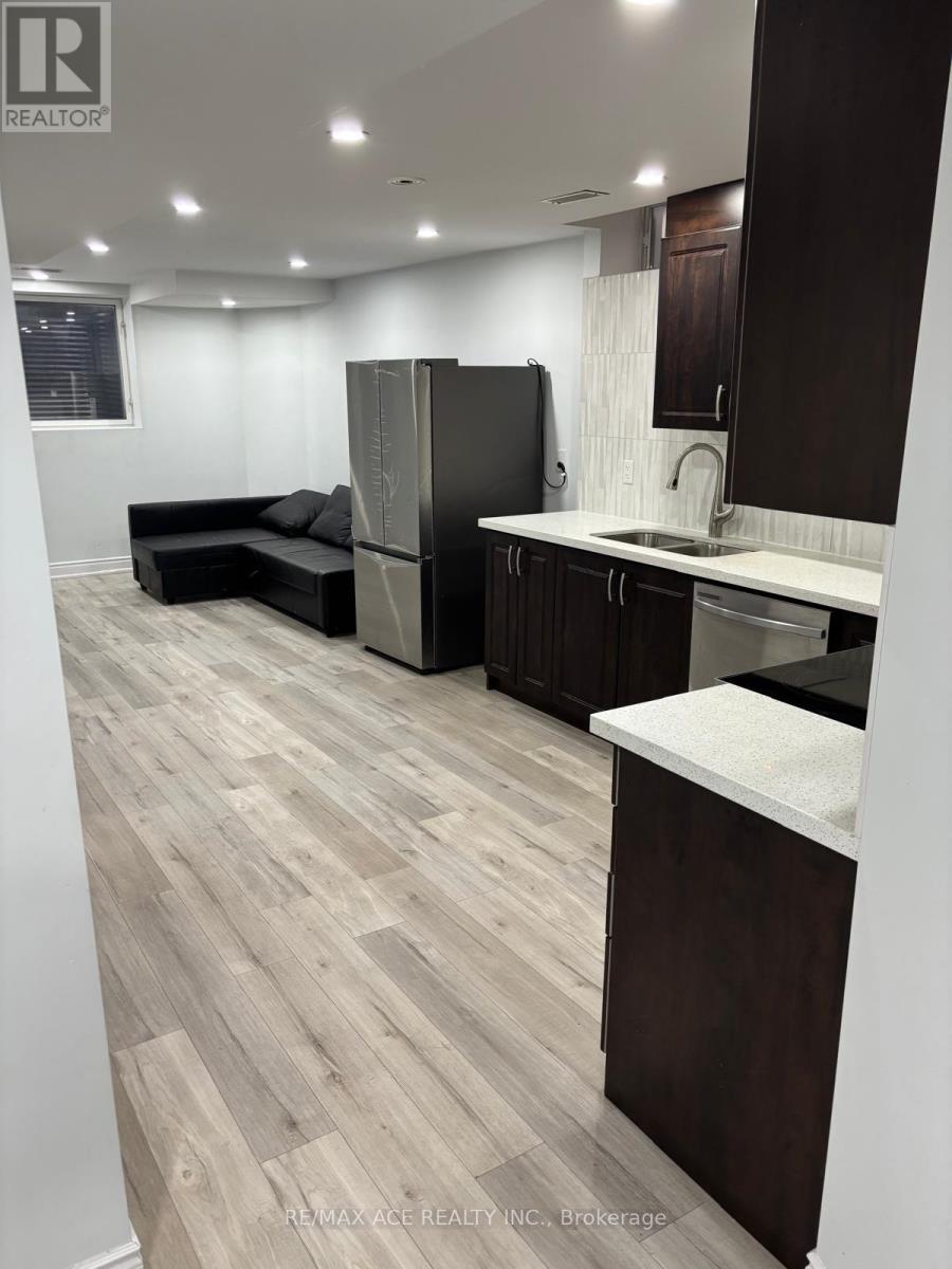 Bsmt - 406 Comiskey Crescent, Mississauga, Ontario  L5W 0C6 - Photo 6 - W12764452