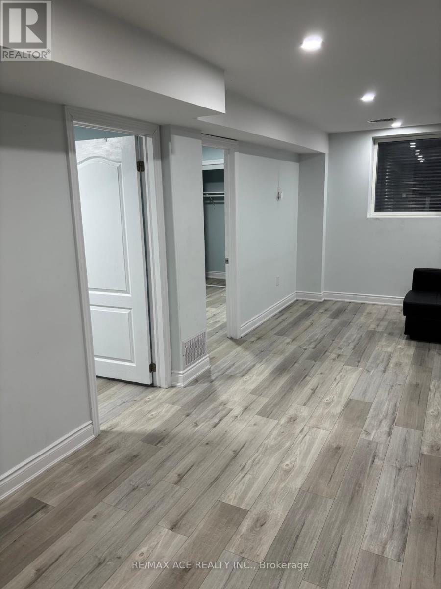 Bsmt - 406 Comiskey Crescent, Mississauga, Ontario  L5W 0C6 - Photo 9 - W12764452