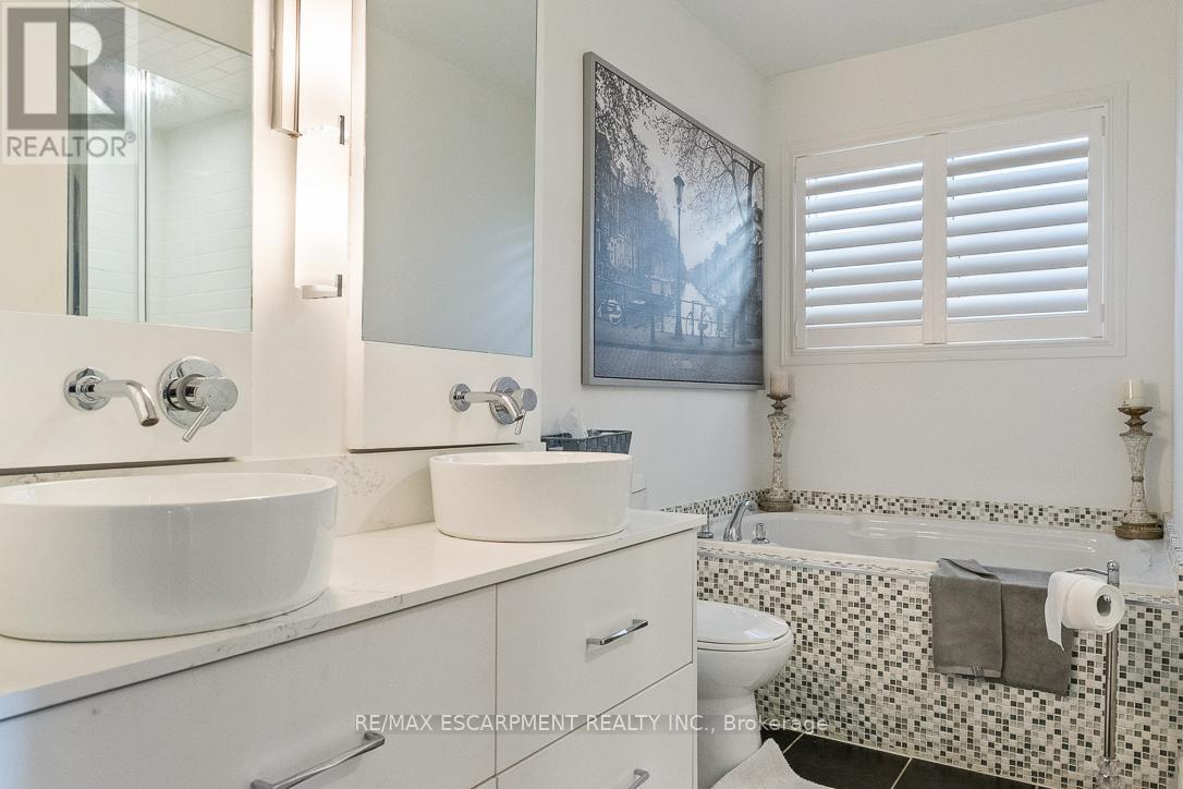 144 Littlewood Drive, Oakville, Ontario  L6H 6T7 - Photo 35 - W12763744