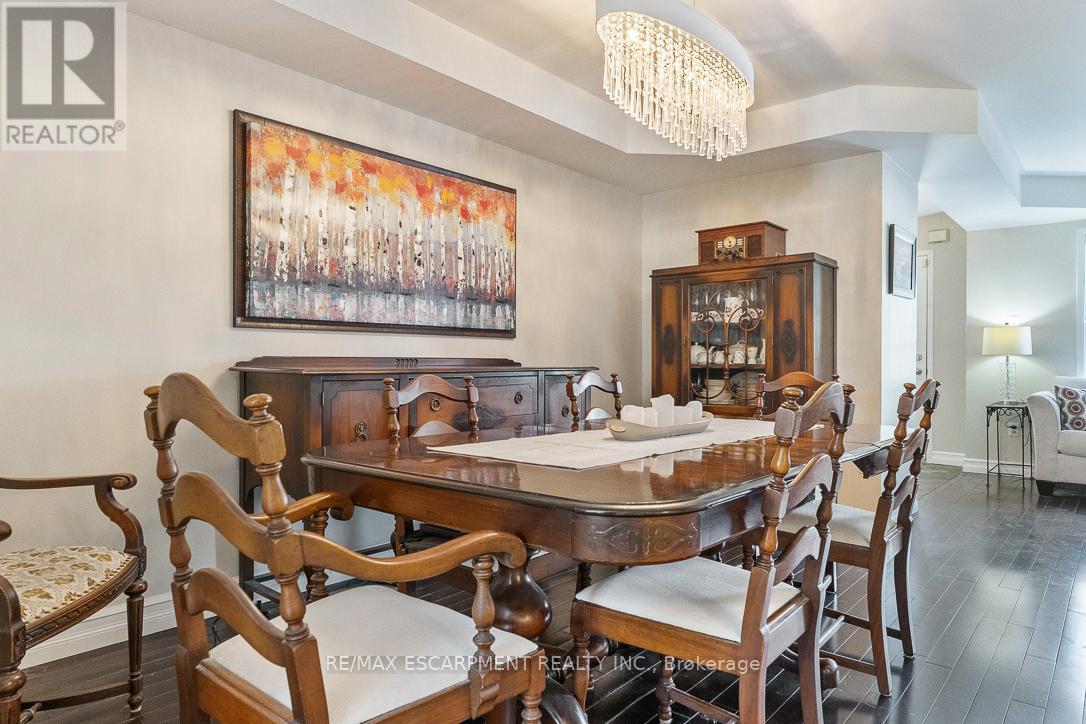 144 Littlewood Drive, Oakville, Ontario  L6H 6T7 - Photo 9 - W12763744