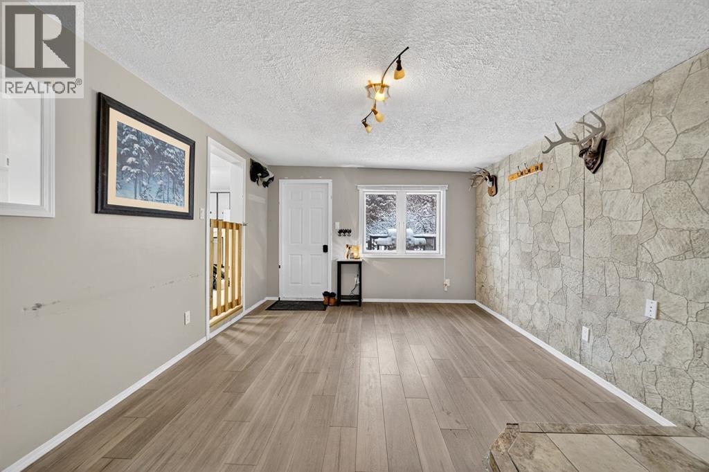 220 5 Street Nw, Sundre, Alberta  T0M 1X0 - Photo 3 - A2272348