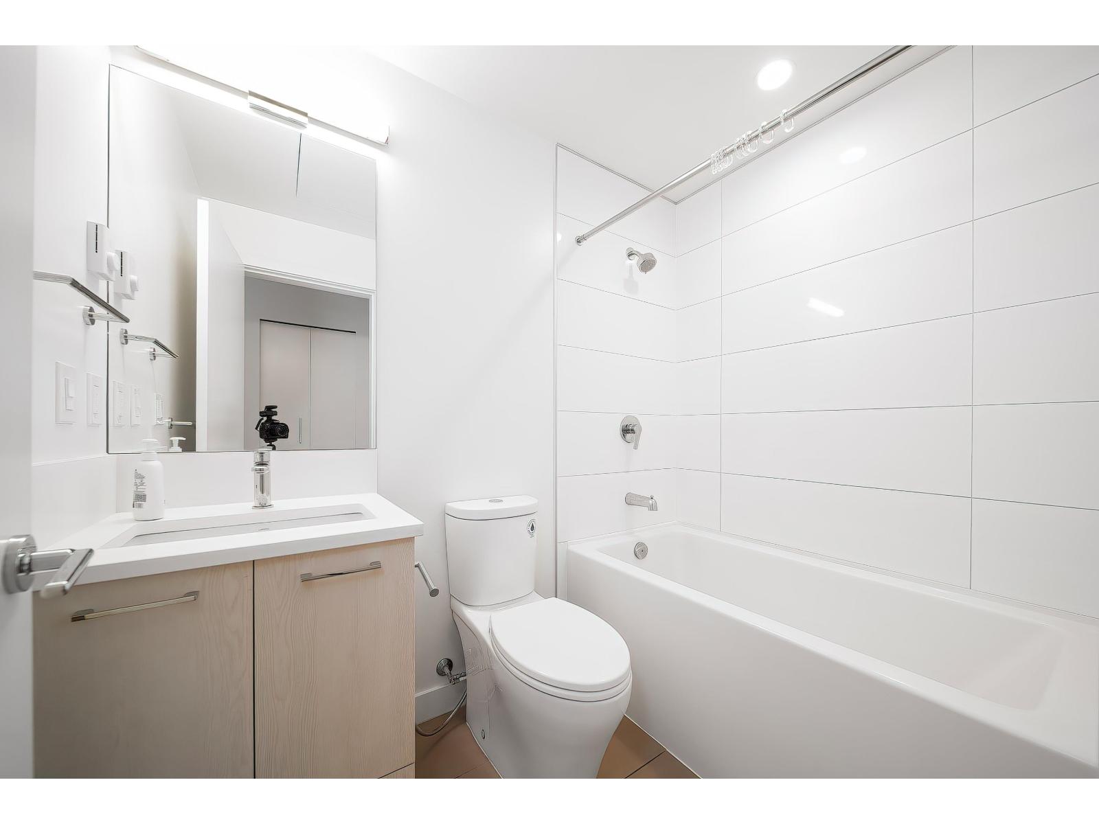 302 10777 138 Street, Surrey, British Columbia  V3T 0T5 - Photo 2 - R3077210