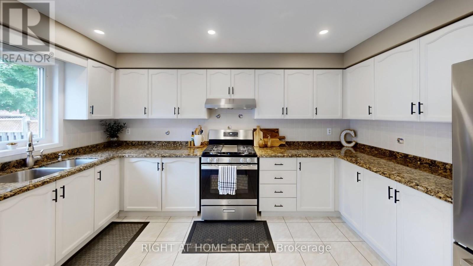 102 Mullis Crescent, Brampton, Ontario  L6Y 4T1 - Photo 11 - W12764550