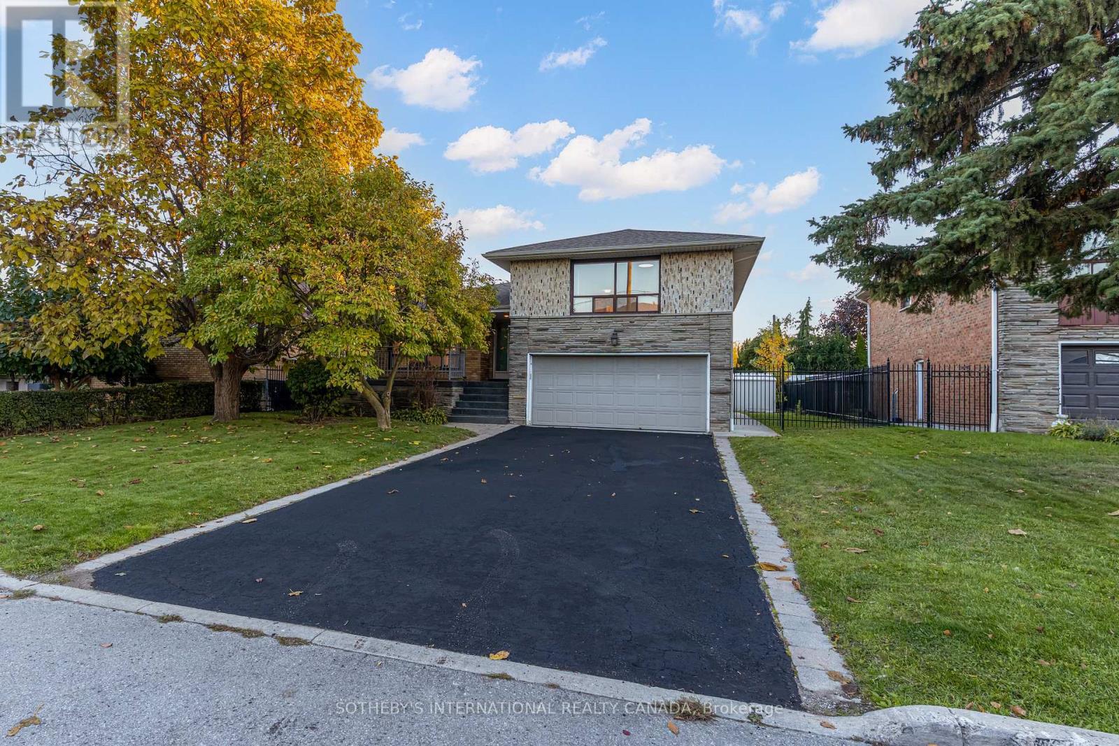 34 Euphrasia Drive, Toronto, Ontario  M6B 3V9 - Photo 4 - W12764556
