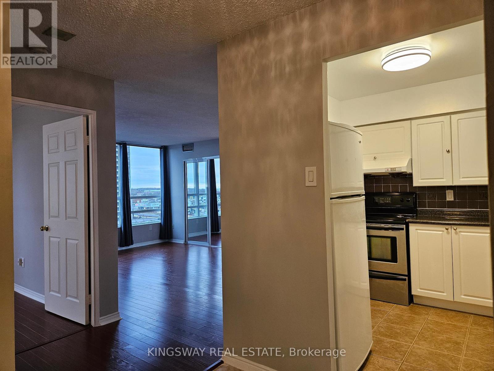 905 - 50 Kingsbridge Garden Circle, Mississauga (Hurontario), Ontario  L5R 1Y2 - Photo 6 - W12764594