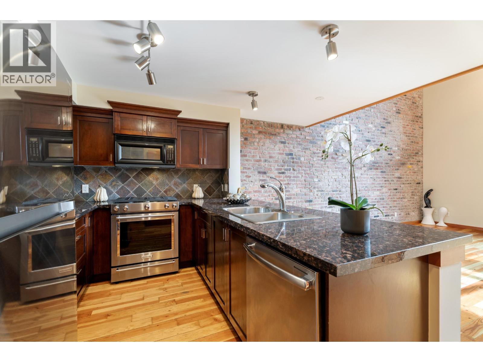 201 10 Renaissance Square, New Westminster, British Columbia  V3M 7B1 - Photo 4 - R3087302