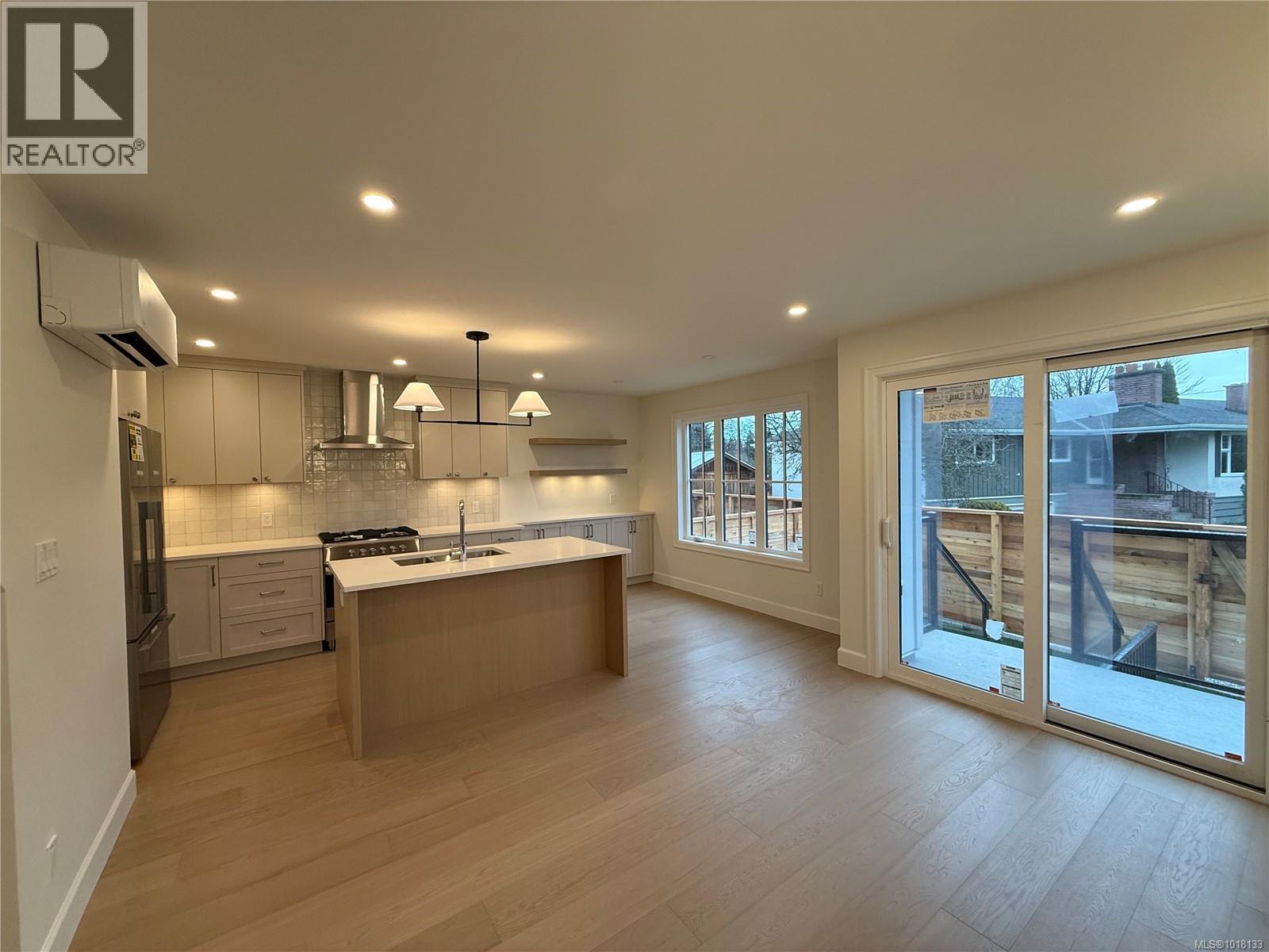 1 3513 Henderson Rd, Oak Bay, British Columbia  V8R 3K5 - Photo 12 - 1018133