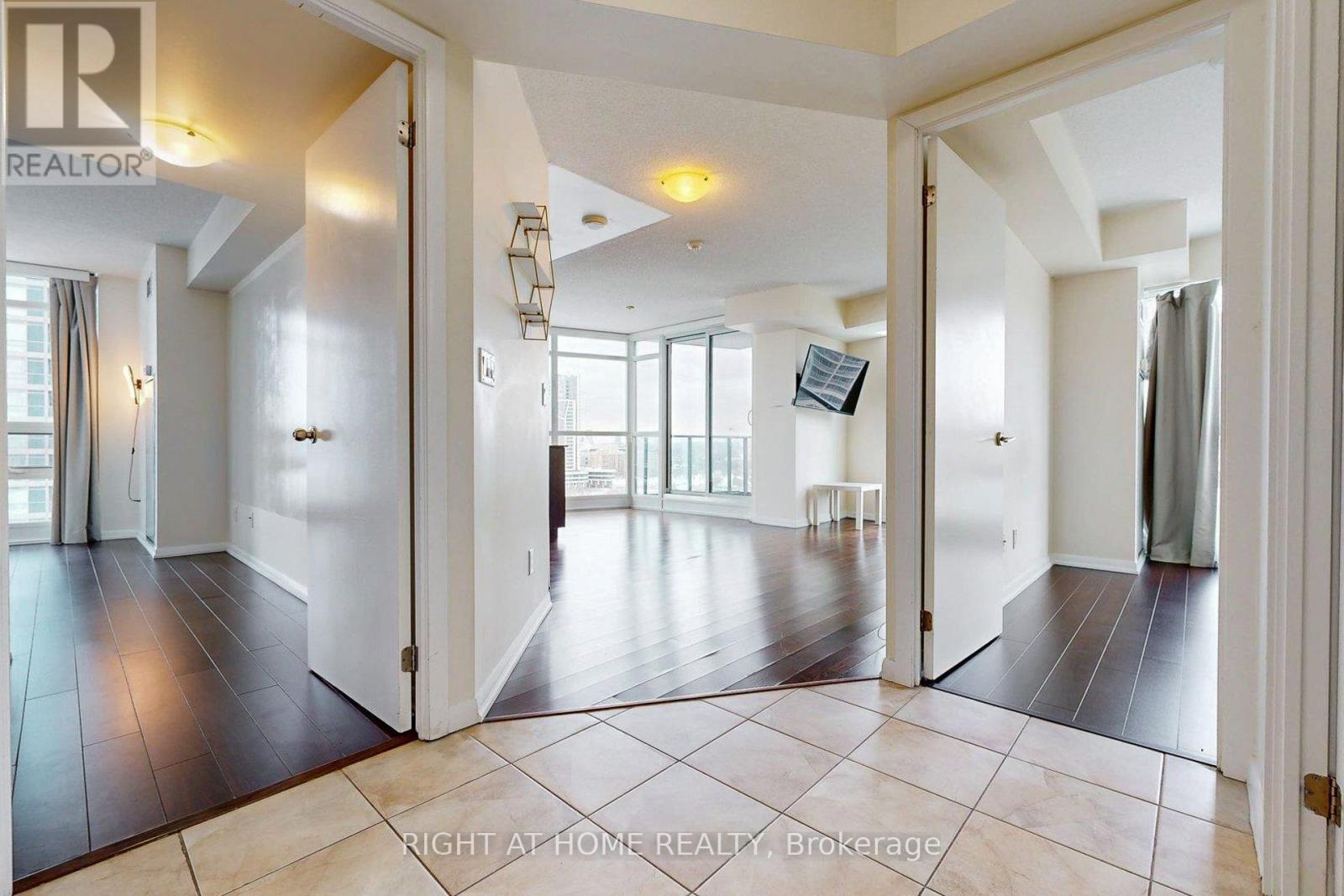 1710 - 215 Fort York Boulevard, Toronto, Ontario  M5V 4A2 - Photo 2 - C12764618