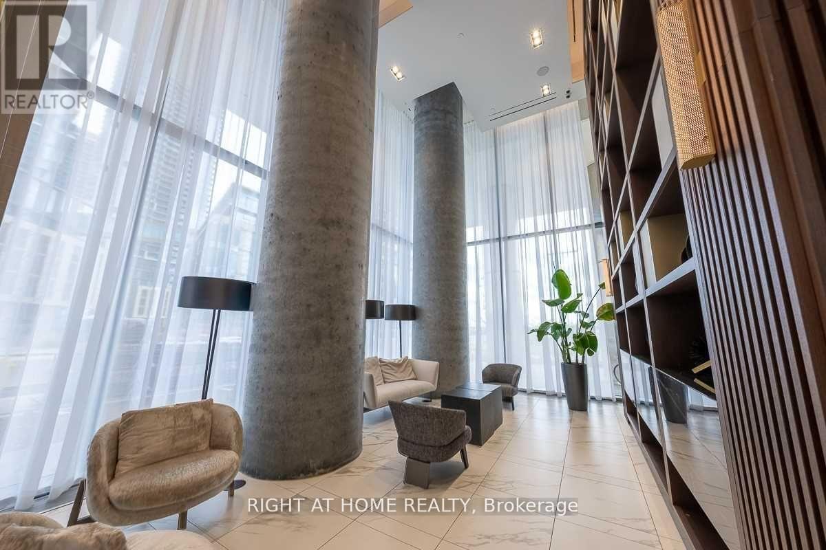 307 - 950 Portage Parkway, Vaughan, Ontario  L4K 0J7 - Photo 5 - N12764614