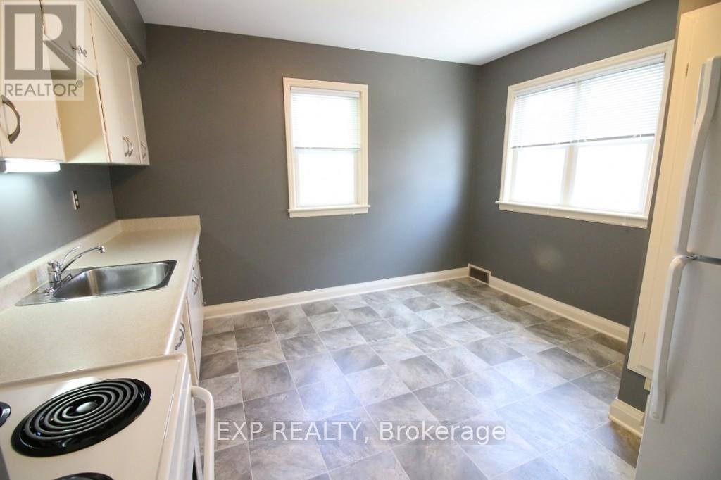 106 Haig Street, St. Catharines, Ontario  L2R 6L2 - Photo 3 - X12764626