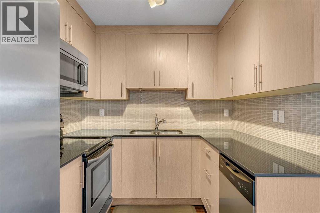 6, 59 West Coach Manor Sw, Calgary, Alberta  T3H 1R7 - Photo 14 - A2284349