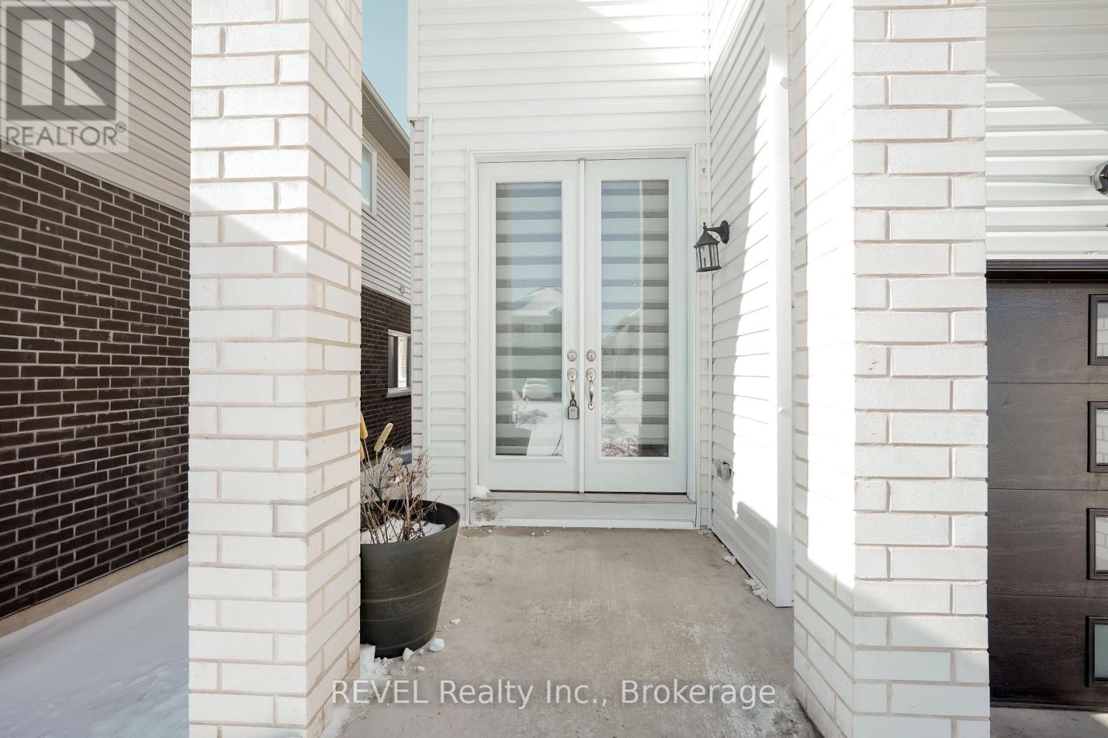32 Hildred Street, Welland, Ontario  L3B 0J9 - Photo 2 - X12764698