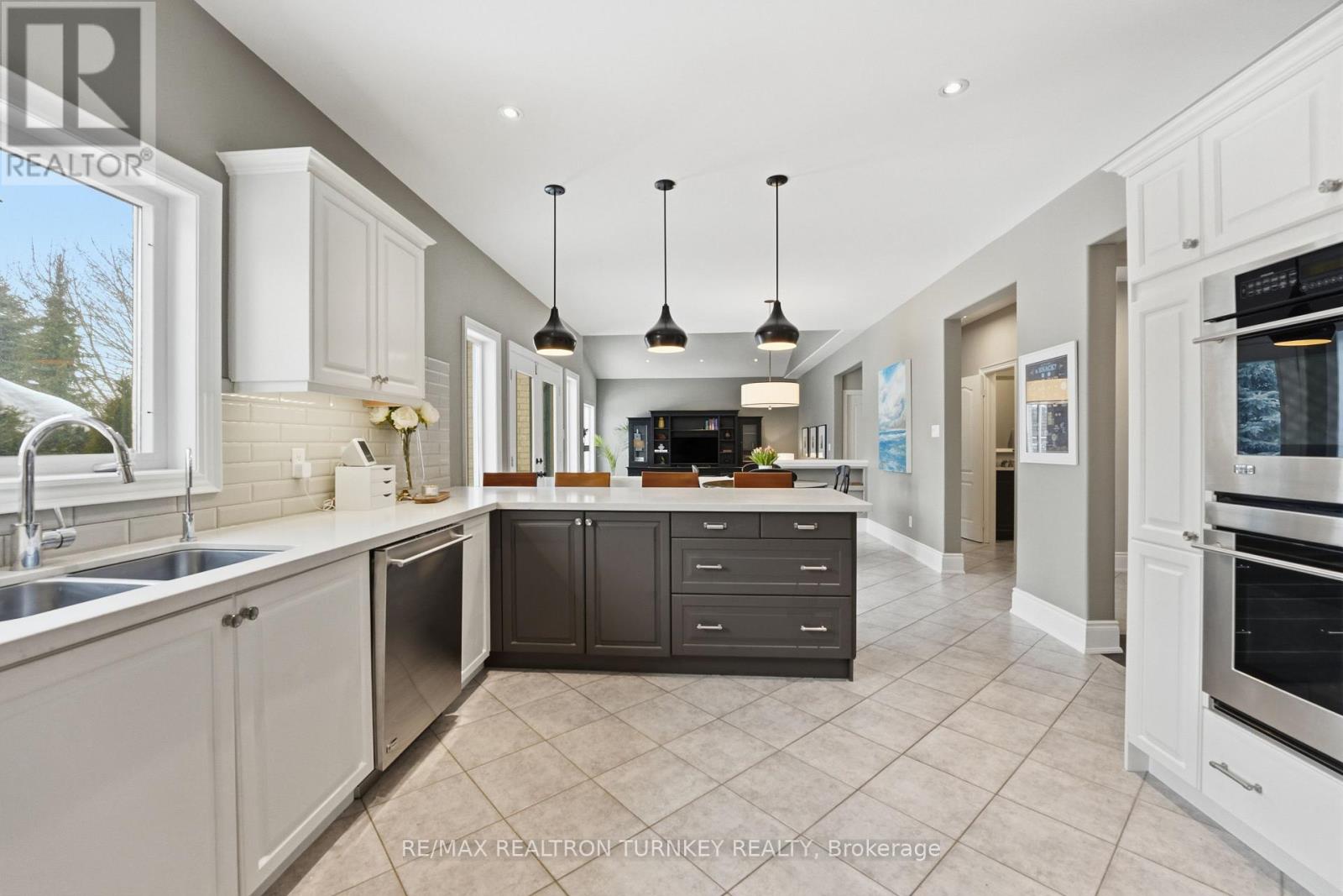 668 Foxcroft Boulevard, Newmarket, Ontario  L3X 1N3 - Photo 15 - N12759342