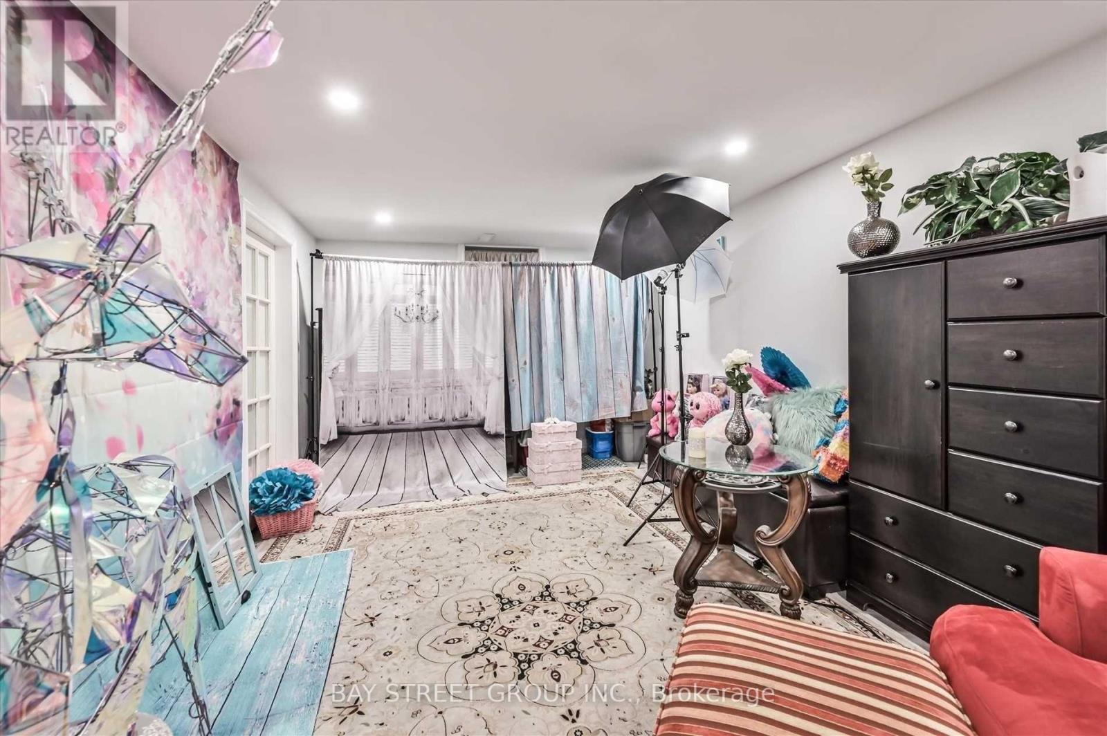 39 Barrington Crescent, Brampton, Ontario  L6Z 1N2 - Photo 4 - W12764768